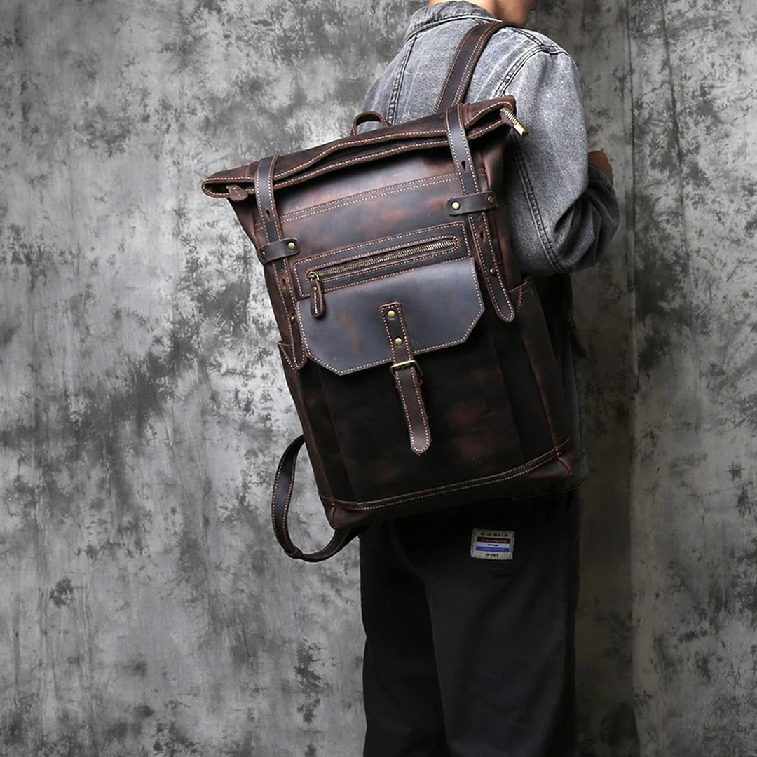 Mochila masculina de couro Crazy Horse vintage castanho escuro BAGAGEM VIP em uso no ombro