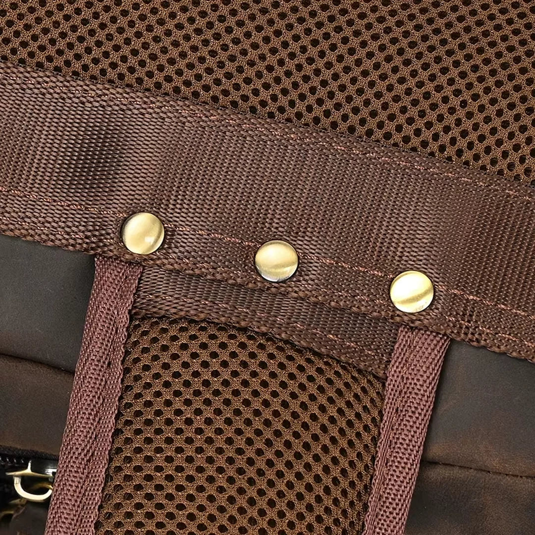 Detalhe de rebites e acabamento da mochila masculina de couro Crazy Horse castanho escuro BAGAGEM VIP
