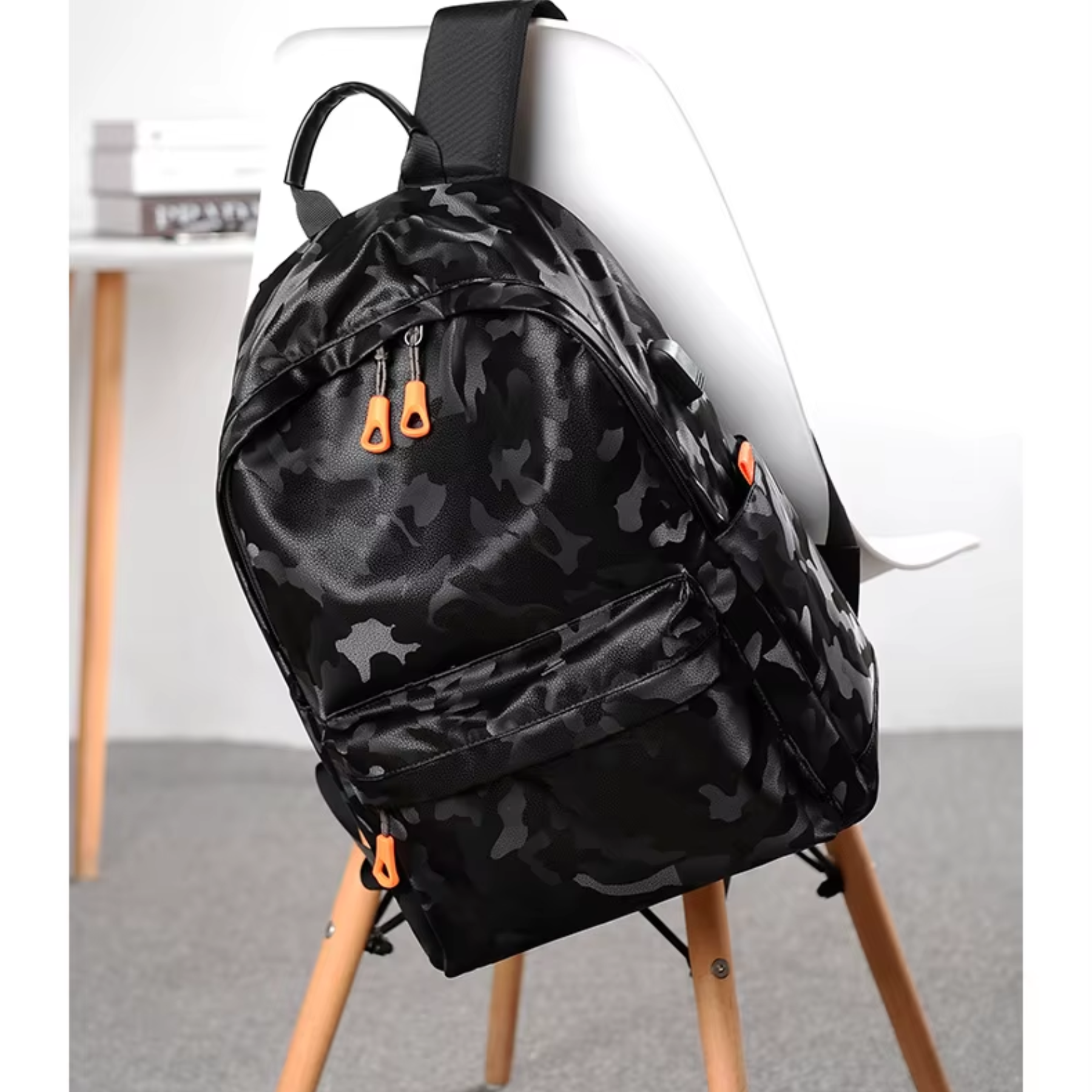 Teste de repelência a água na mochila infantil camuflada SelvaSchool