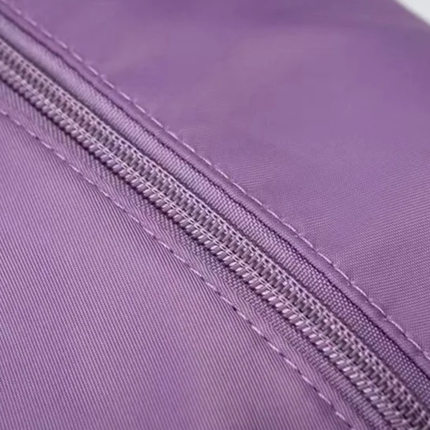 Bolsa preta expansível feminina de viagem vista lateral com design moderno