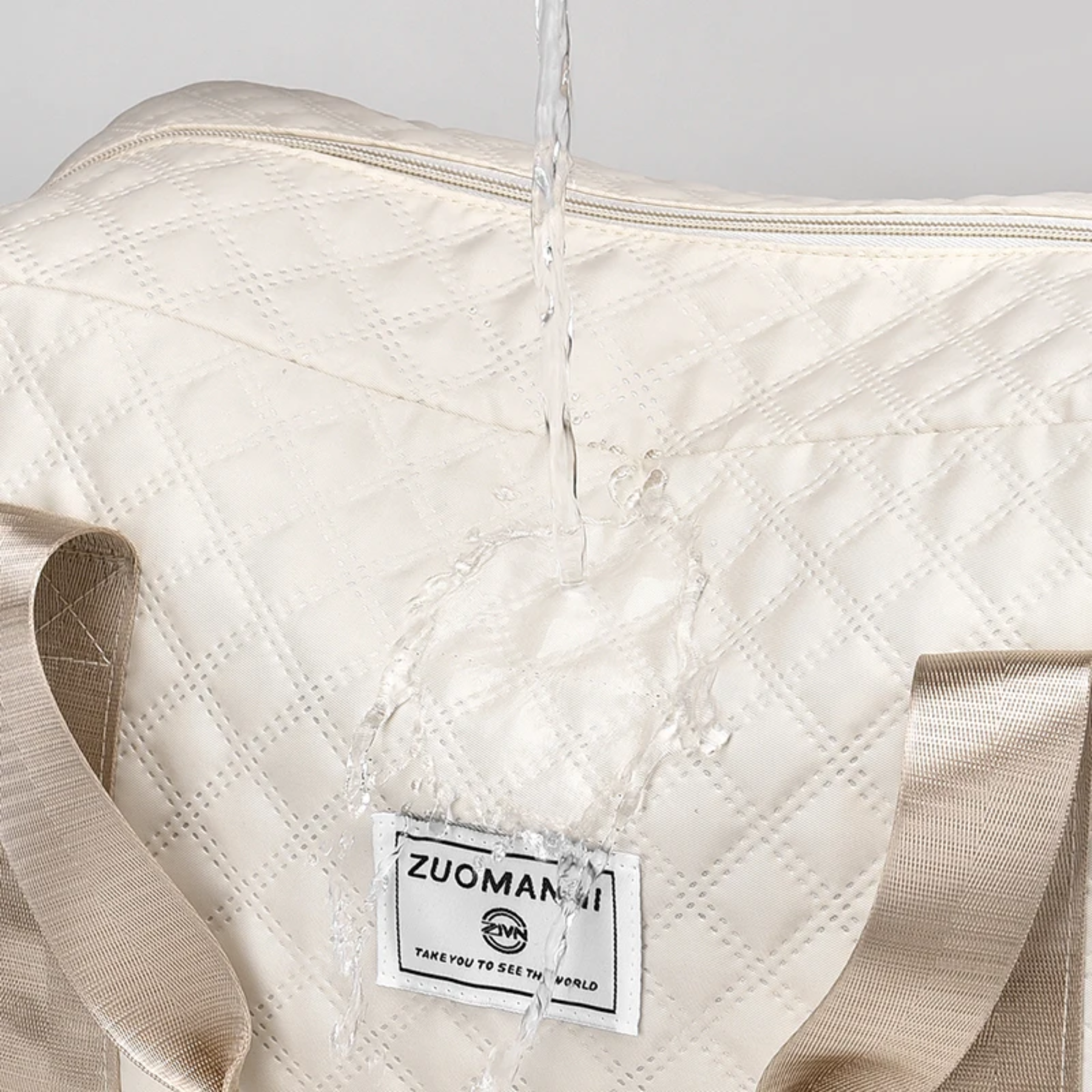 Bolsa feminina bege FitCap usada para academia e esportes.