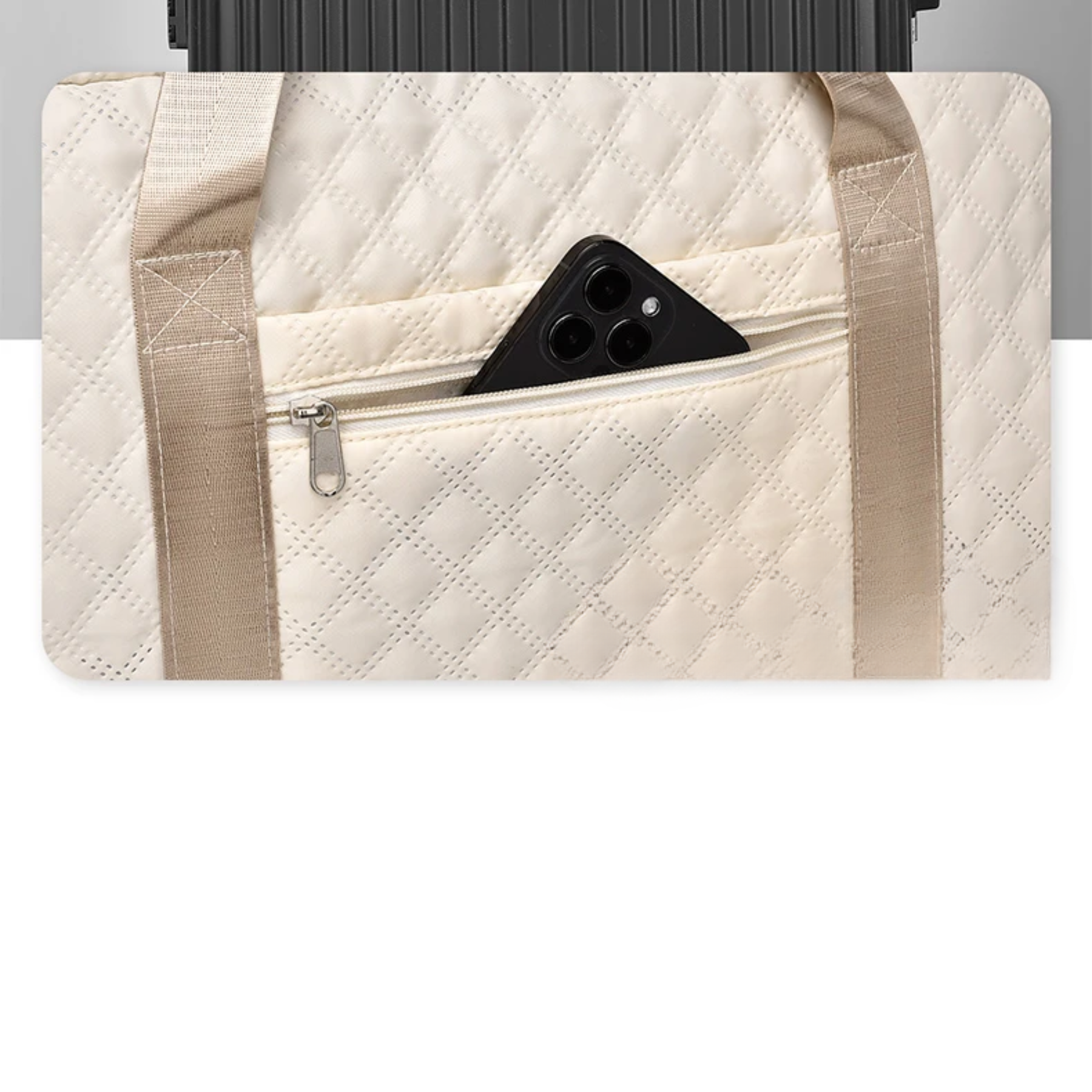 Mulher usando a bolsa de viagem feminina FitCap bege no ombro.