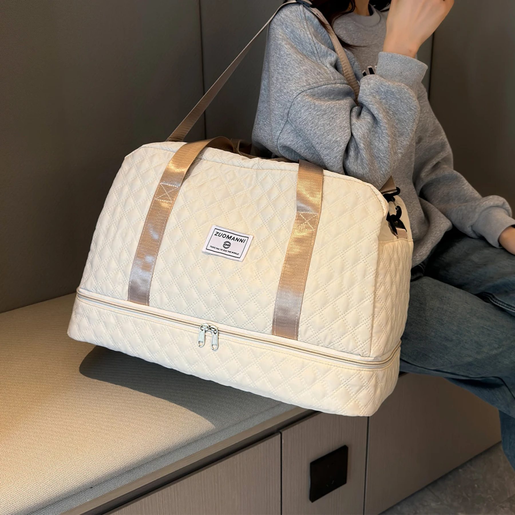 Detalhe da costura reforçada e acabamento premium da bolsa FitCap bege.