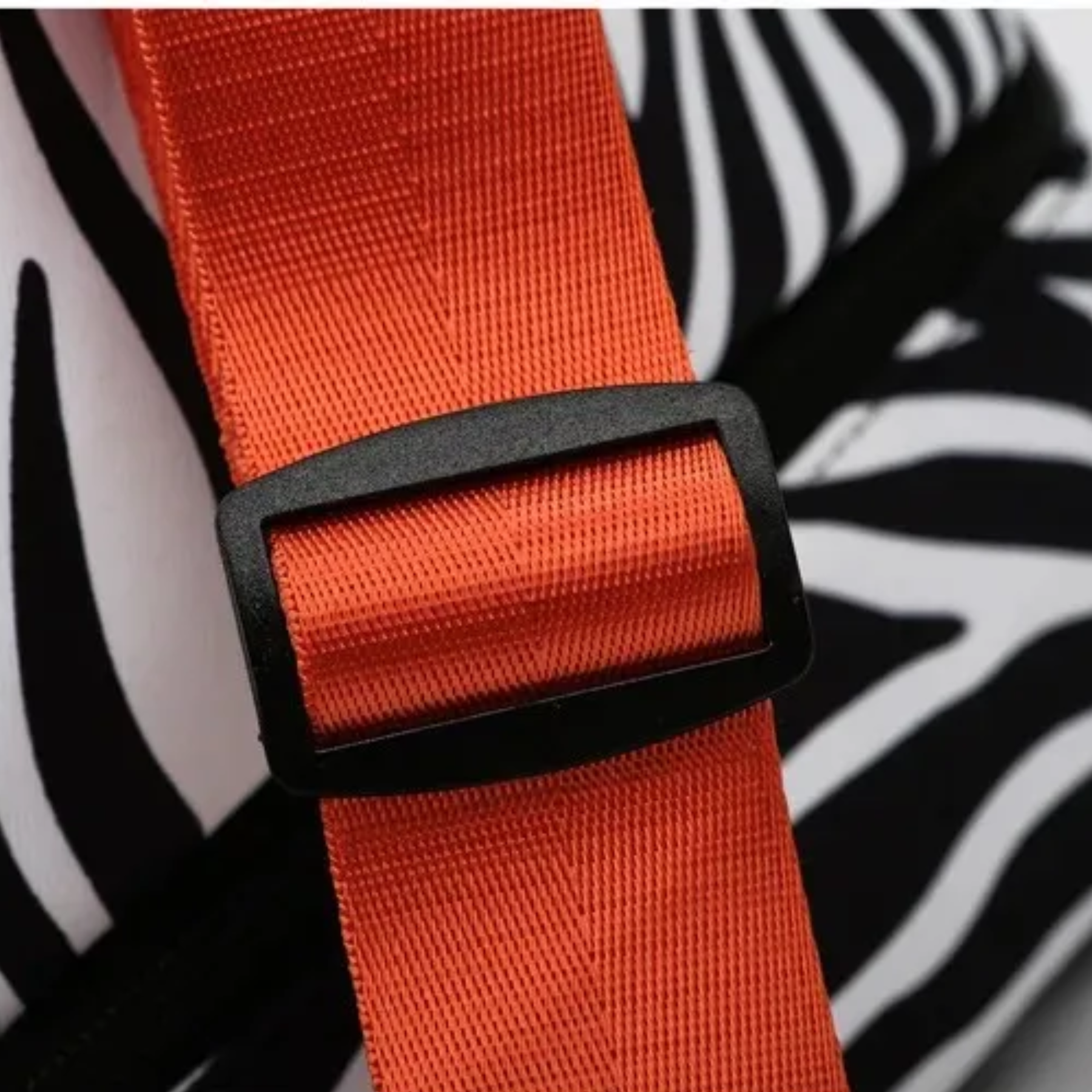 Bolsa feminina de mão grande estampa zebra, ideal para quem busca estilo e utilidade.