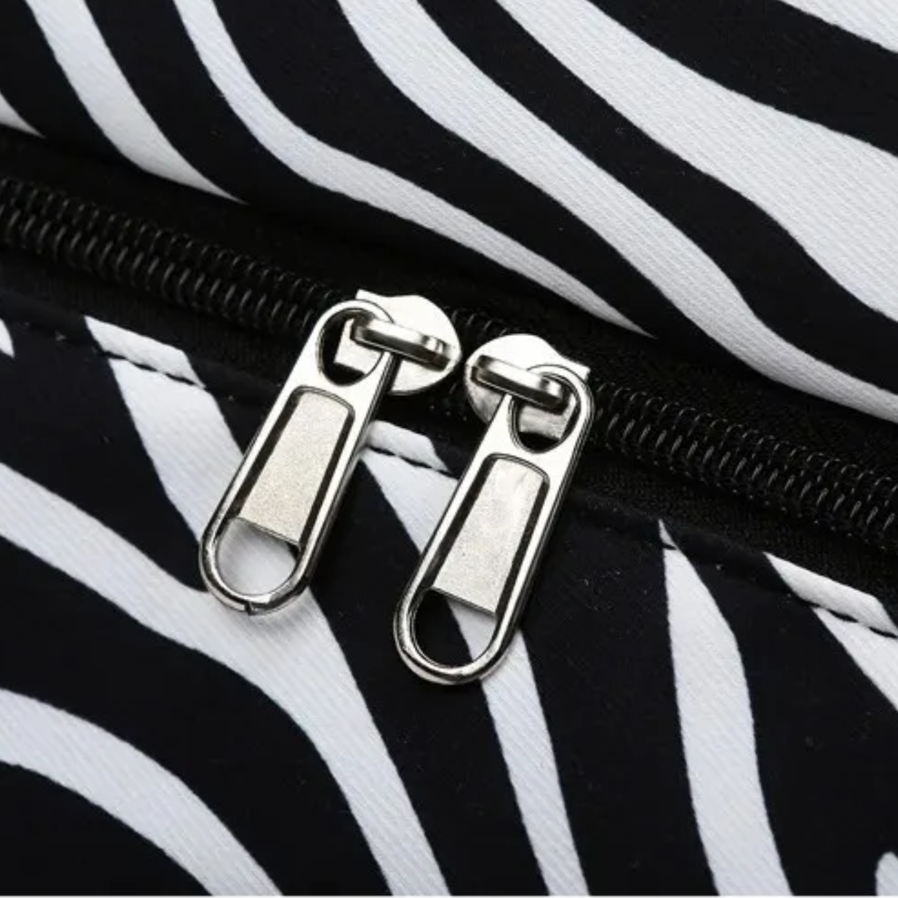 Bolsa feminina estampa zebra para viagem, grande espaço interno e design exclusivo.
