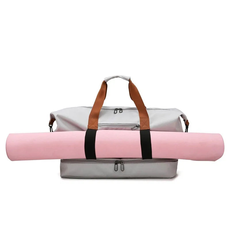 Bolsa feminina UltraPack bege ao lado de mala pequena mostrando proporção de tamanho