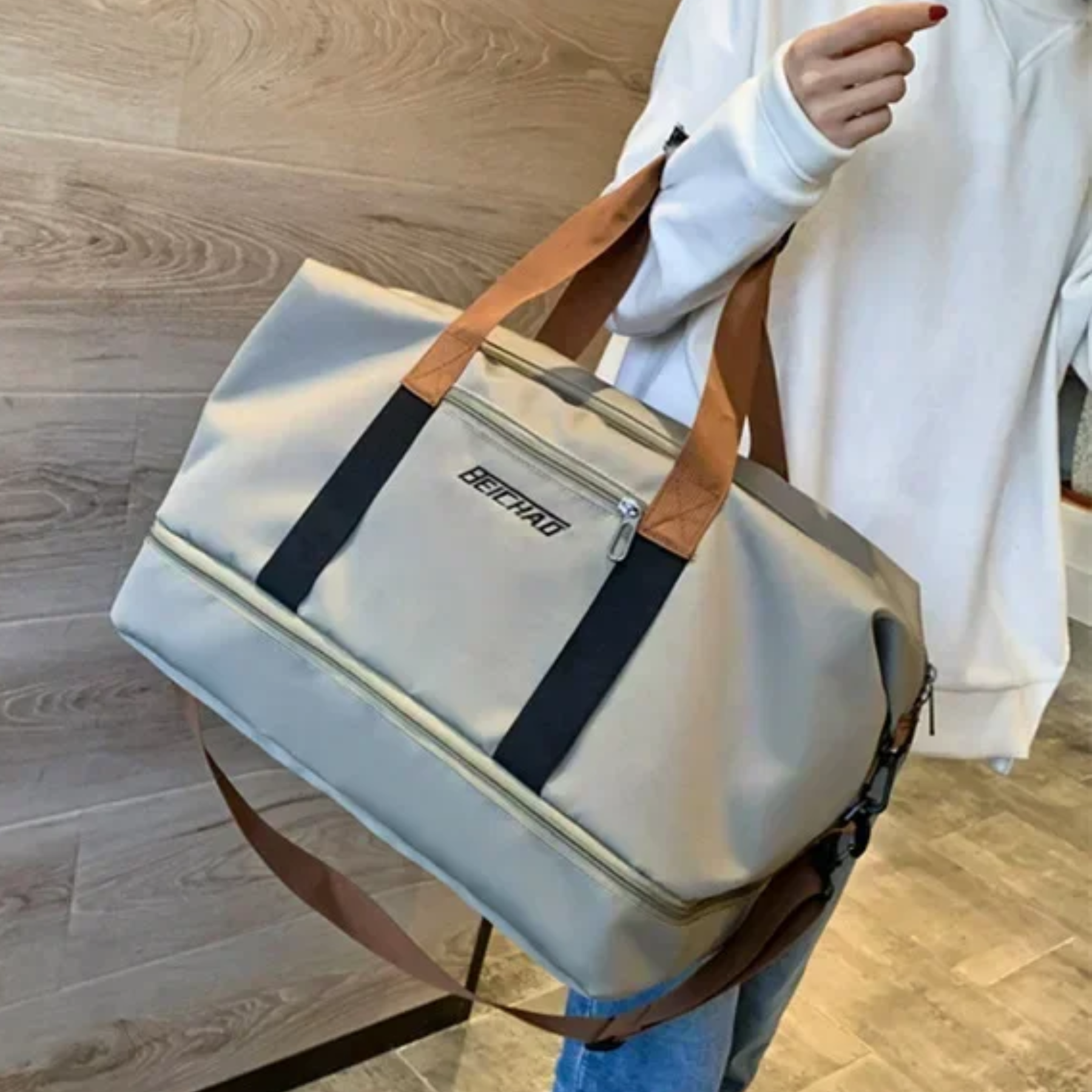 Mulher usando a bolsa feminina UltraPack bege em viagem curta