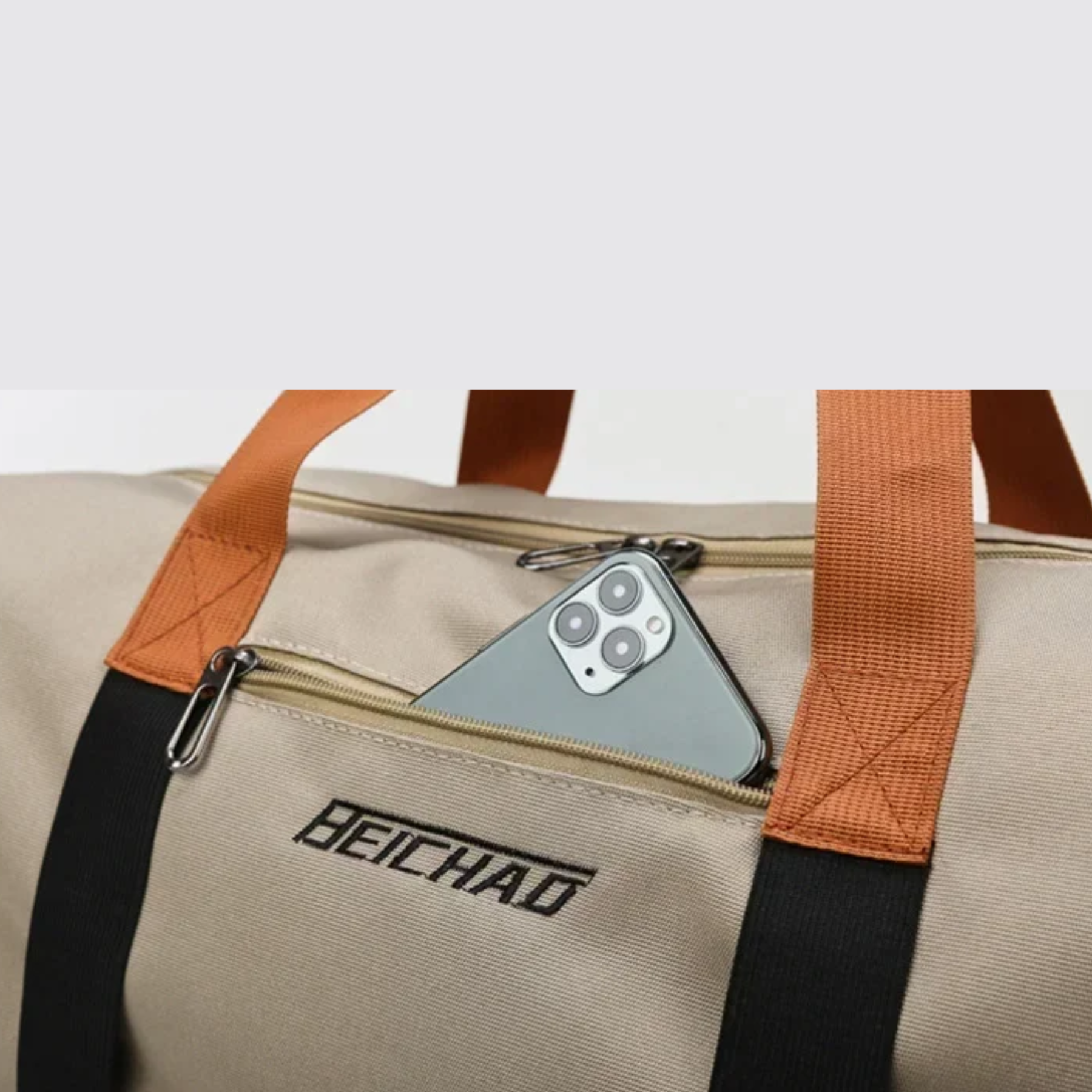 Bolsa feminina bege UltraPack usada na praia com roupas e toalhas