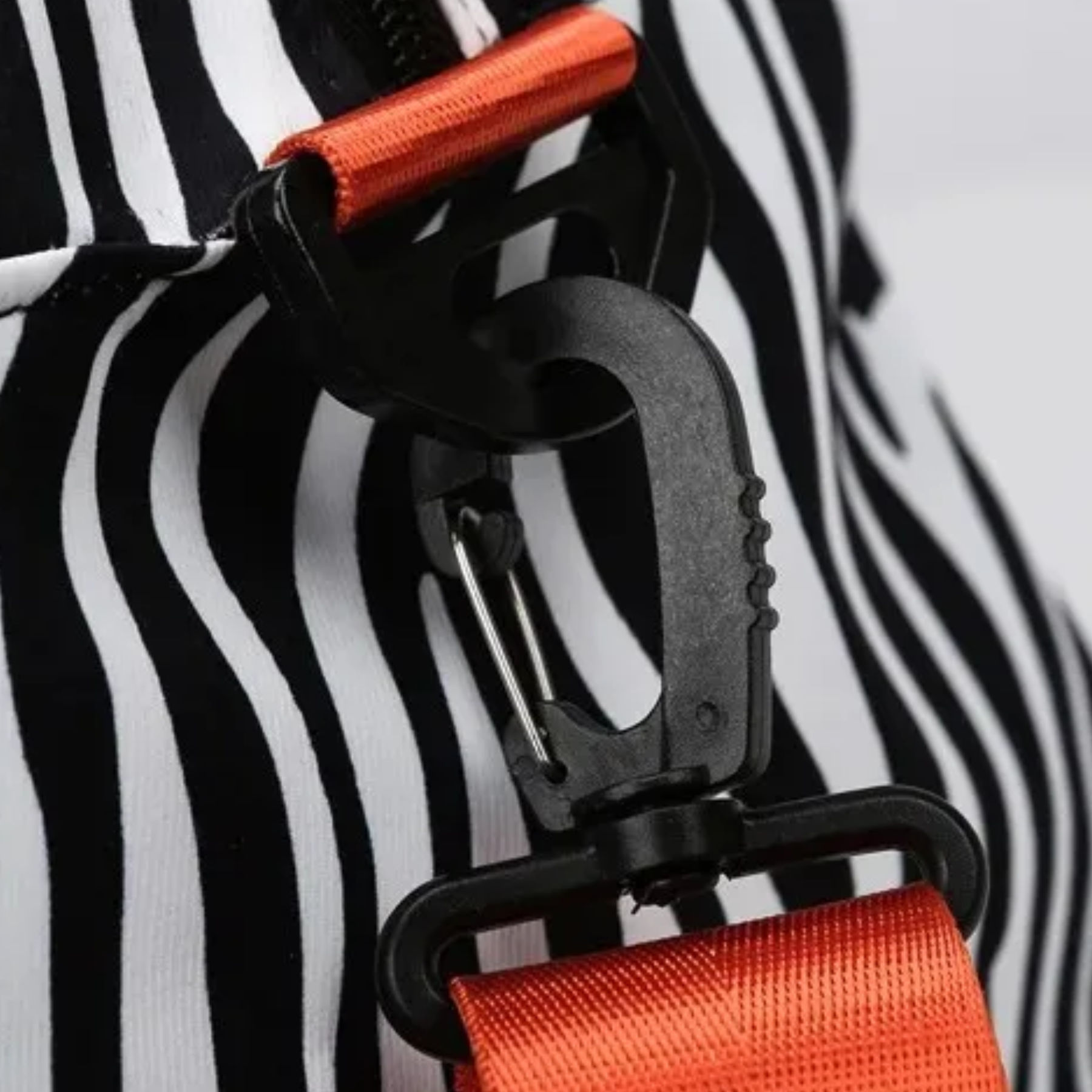 Bolsa feminina zebra com alça reforçada, durável e perfeita para viagens longas.