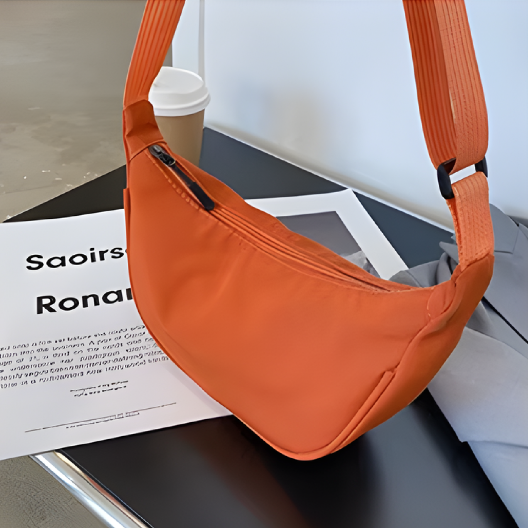 Detalhe do zíper da Bolsa Luna Belle laranja com puxador fechado