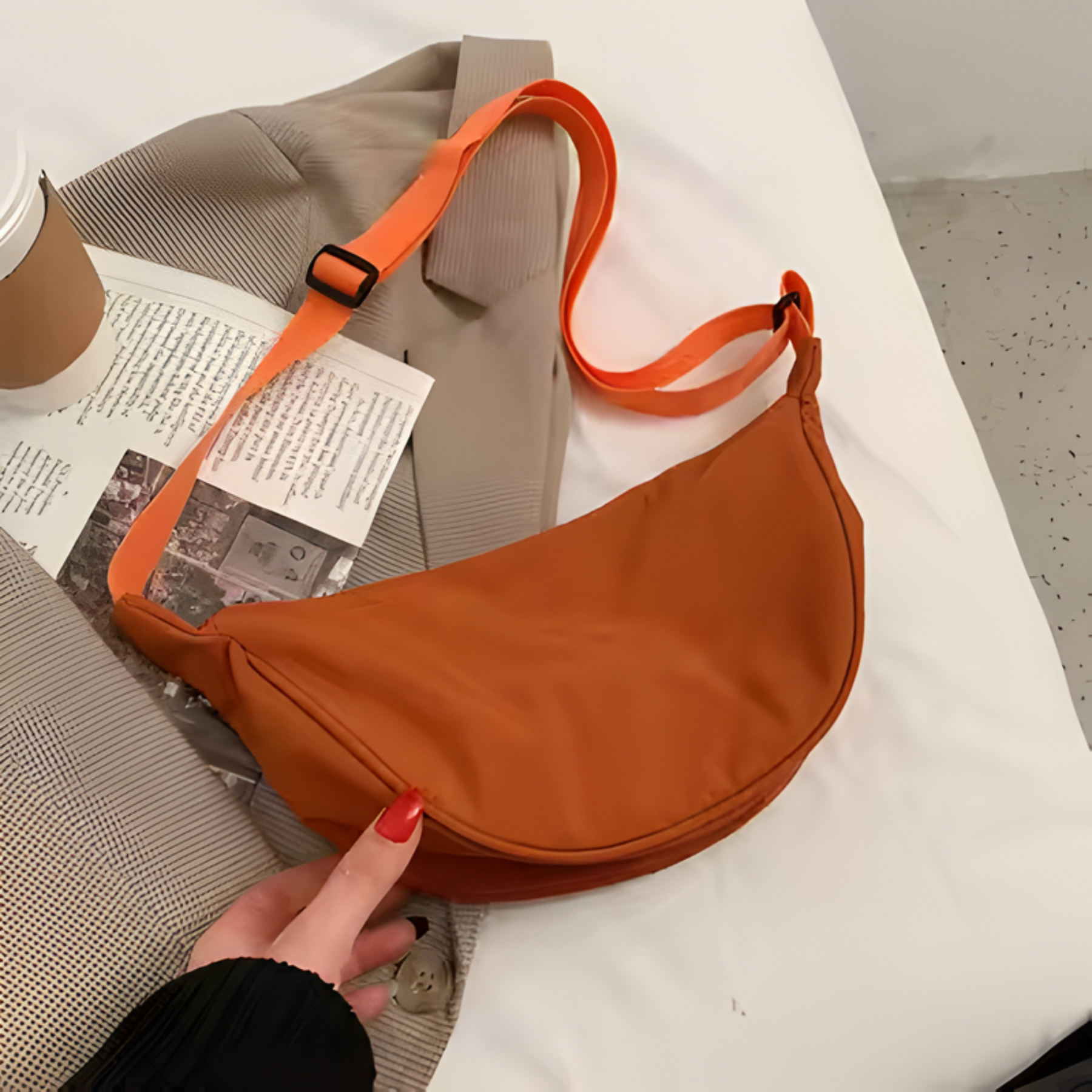 Vista traseira da Bolsa Transversal Luna Belle laranja