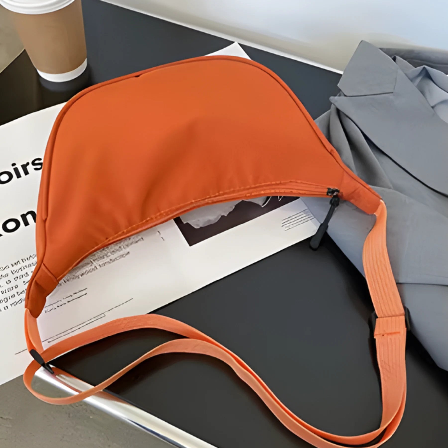 Detalhe da al�a ajust�vel e fivela da Bolsa Luna Belle