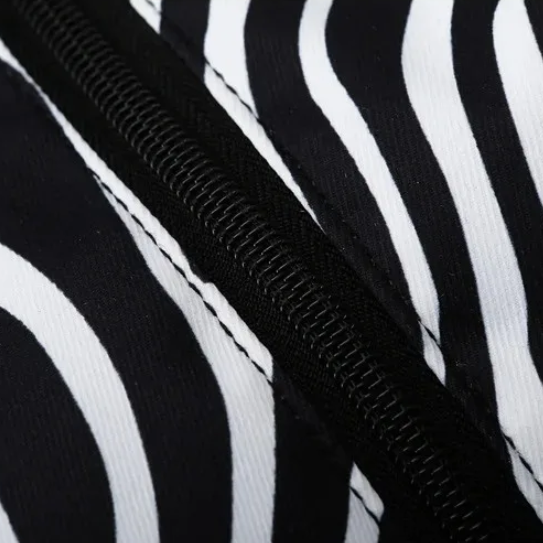 Weekend bag feminina zebra, estilo moderno e funcional para mulheres que viajam.