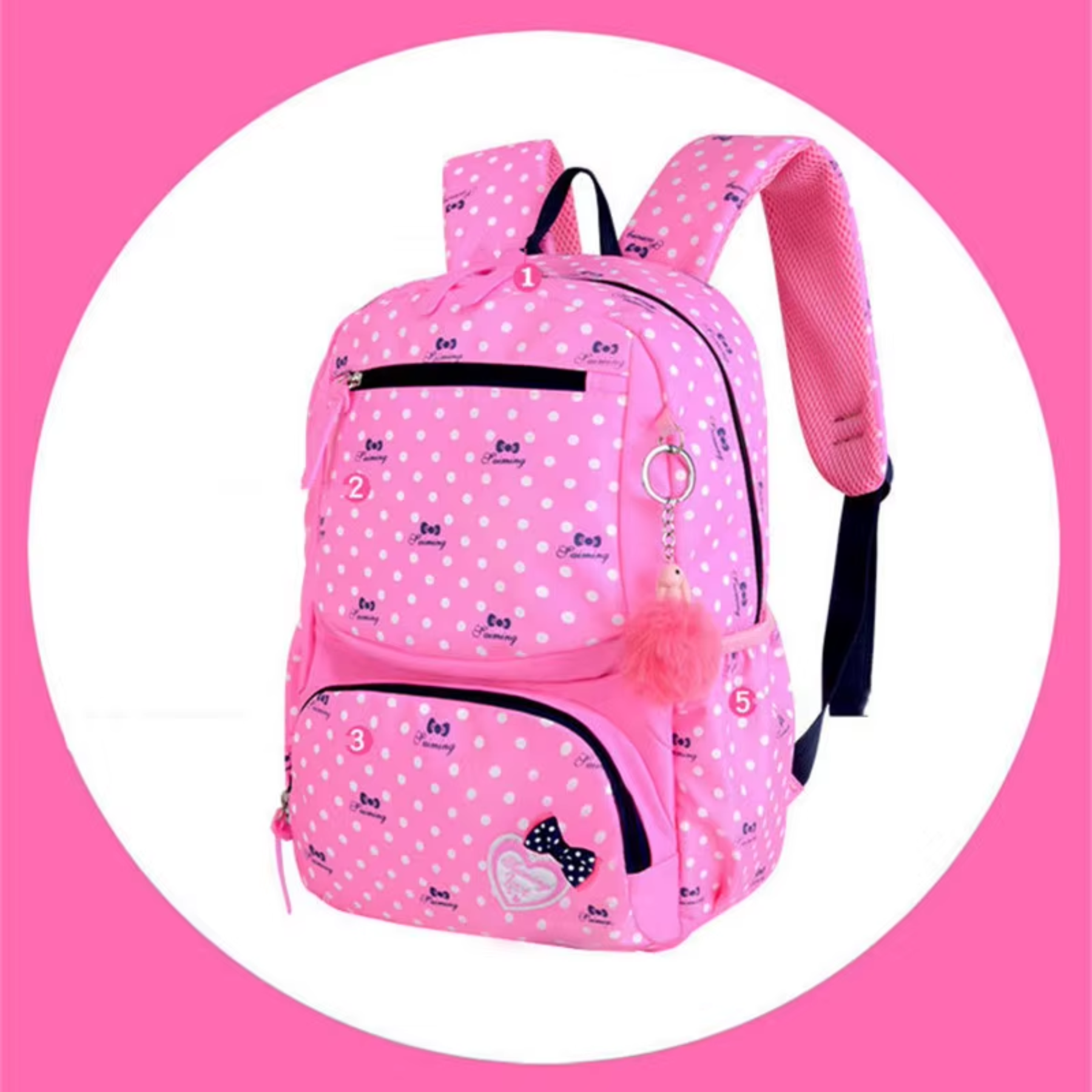 Conjunto mochila, lancheira e estojo rosa CharmingKid apoiados em mesa escolar
