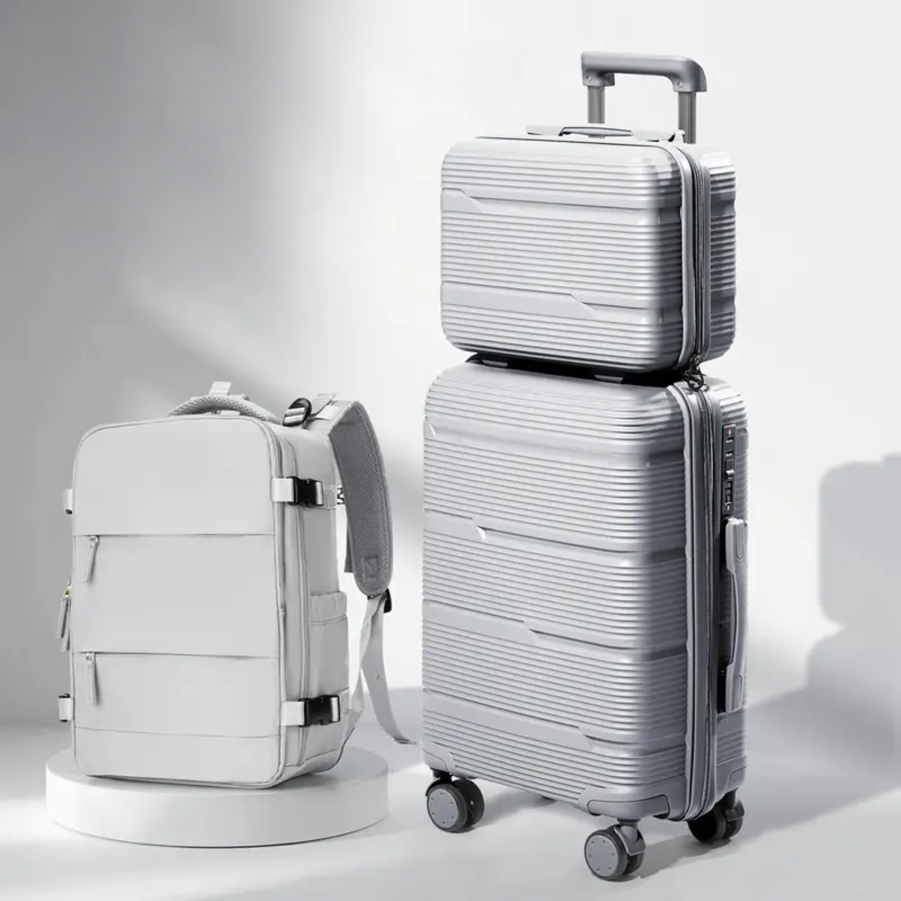 Conjunto TripVault Trio cinza empilhado na mala de rodinhas, look feminino elegante para viagem.
