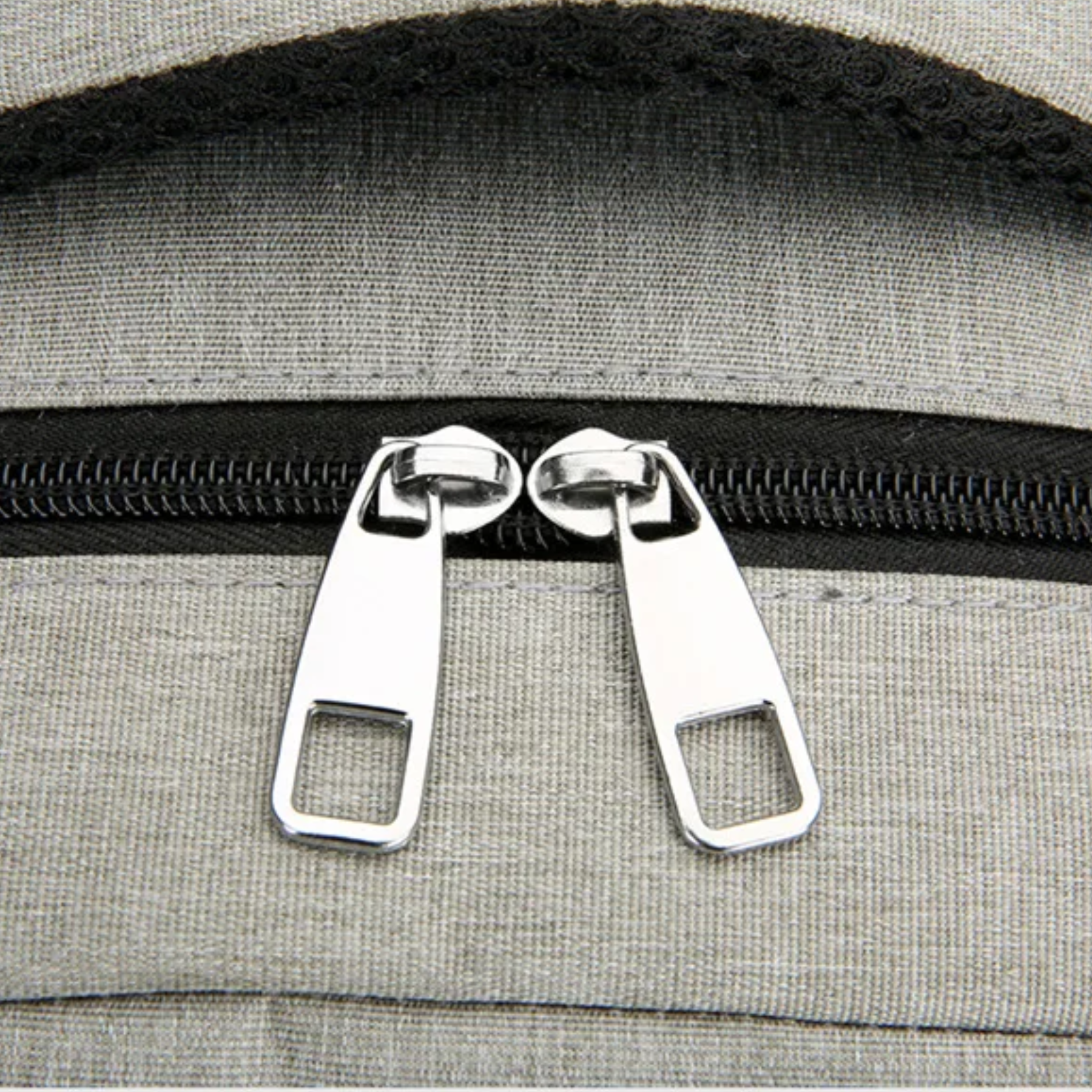 Mochila feminina cinza com capacidade expansível até 35 litros