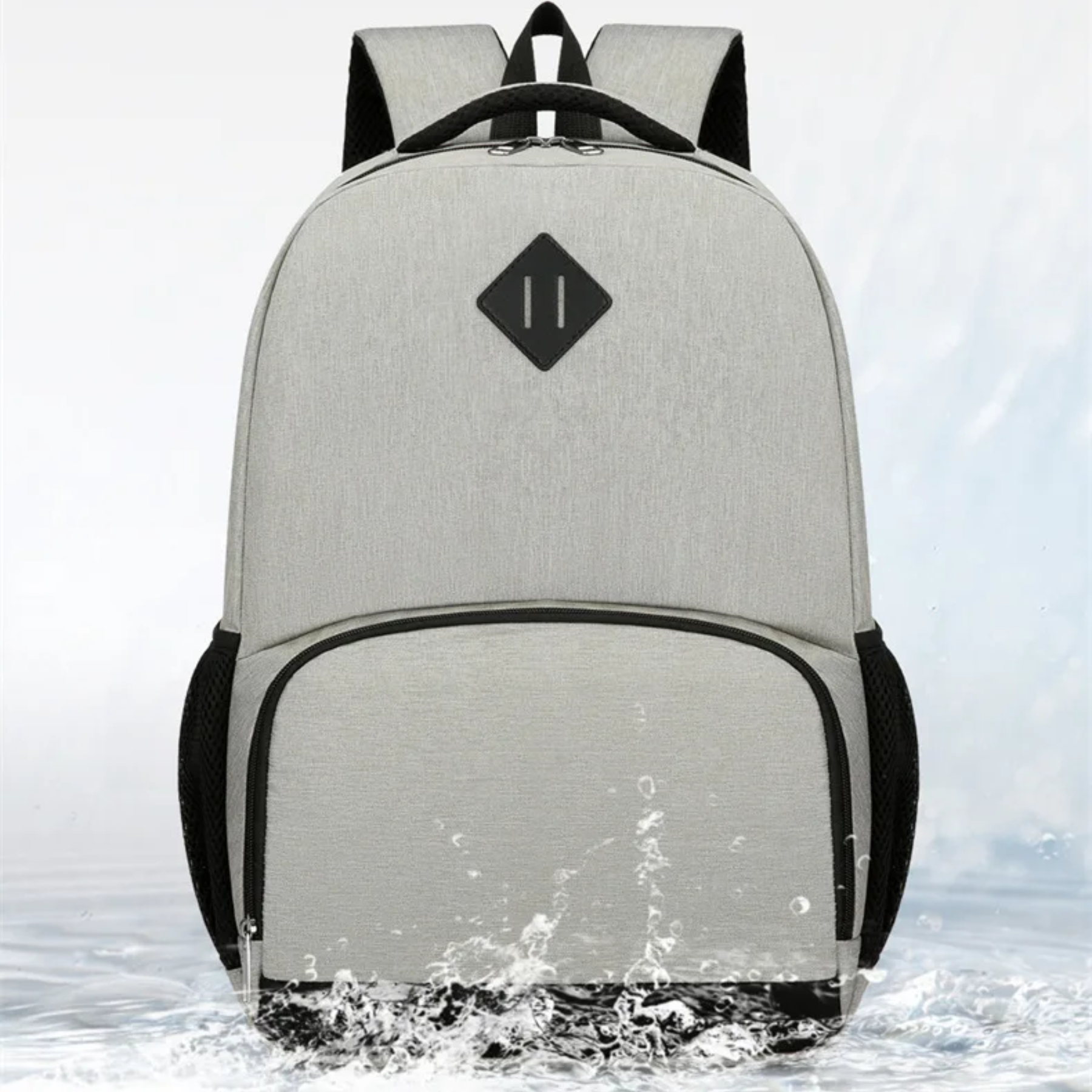 Bolso térmico da mochila feminina cinza com frutas e bebidas armazenadas