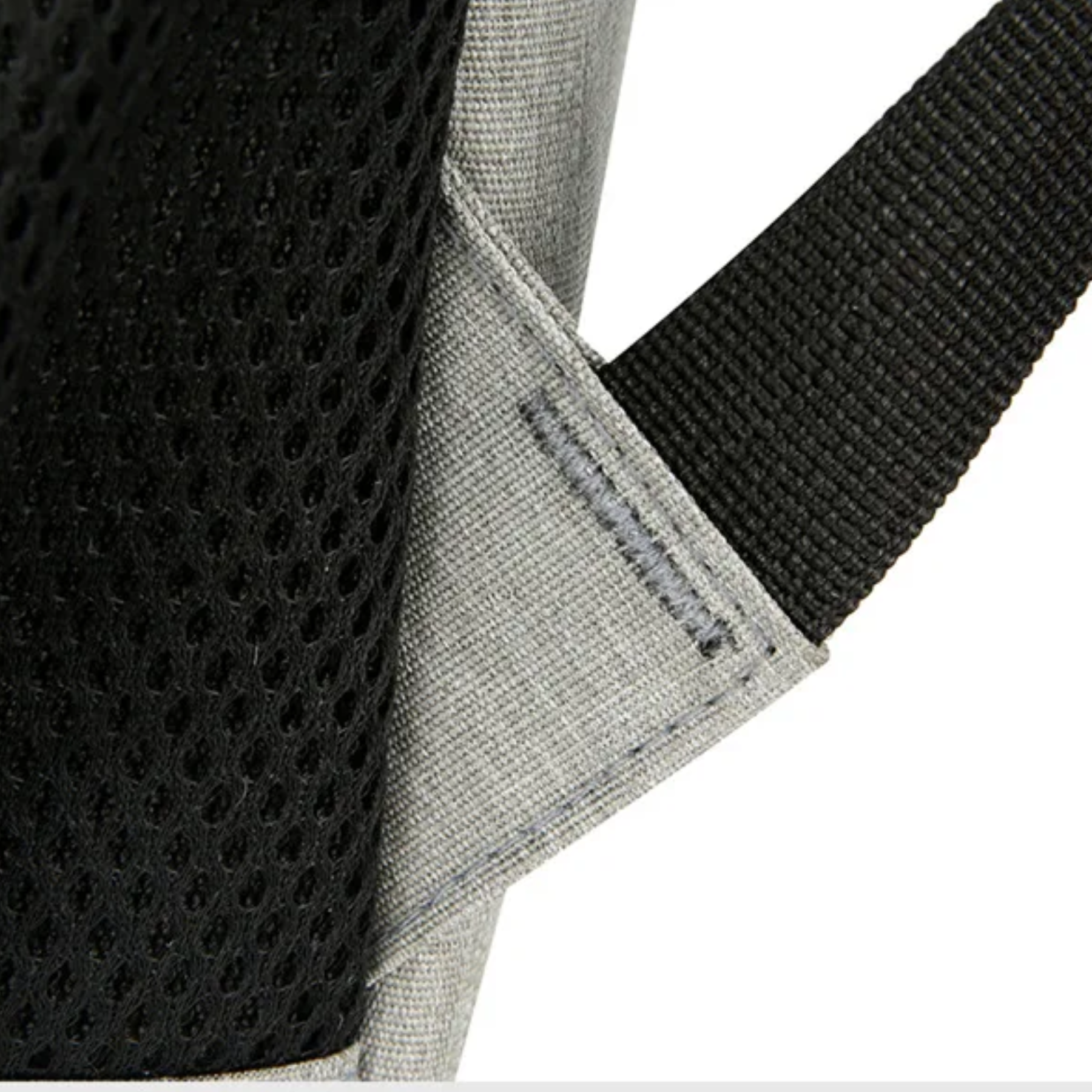 Detalhe da costura reforçada da mochila feminina cinza Oxford