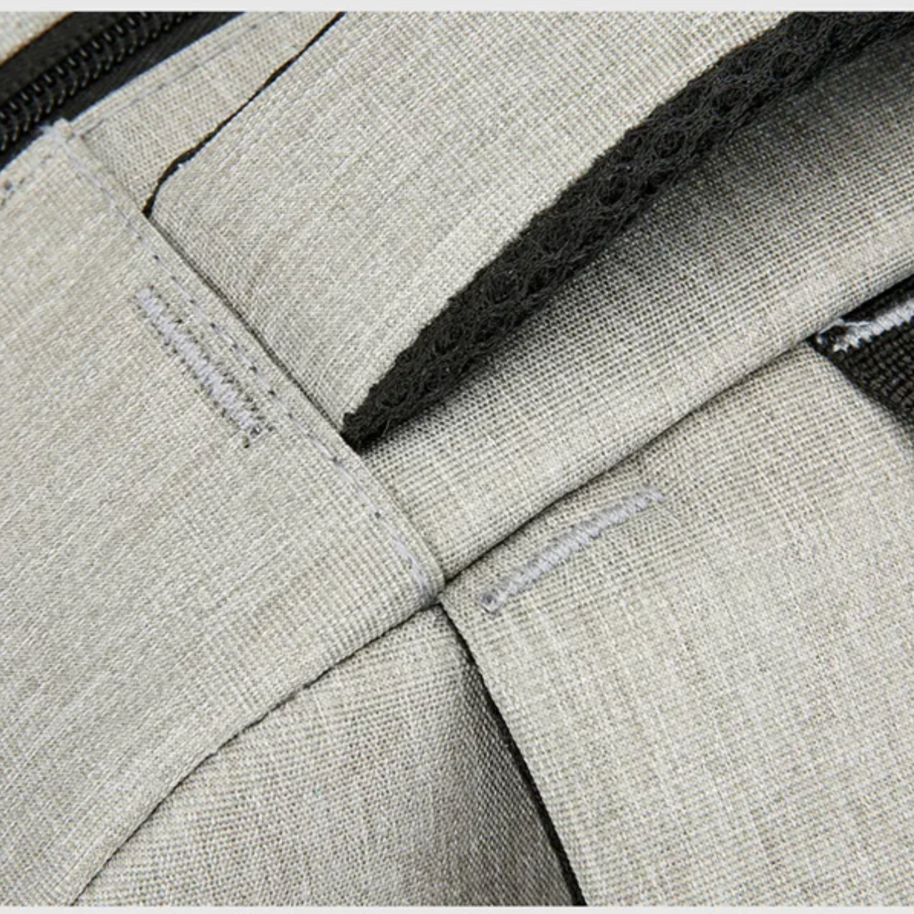 Comparação do tamanho da mochila feminina cinza ao lado de revista A4