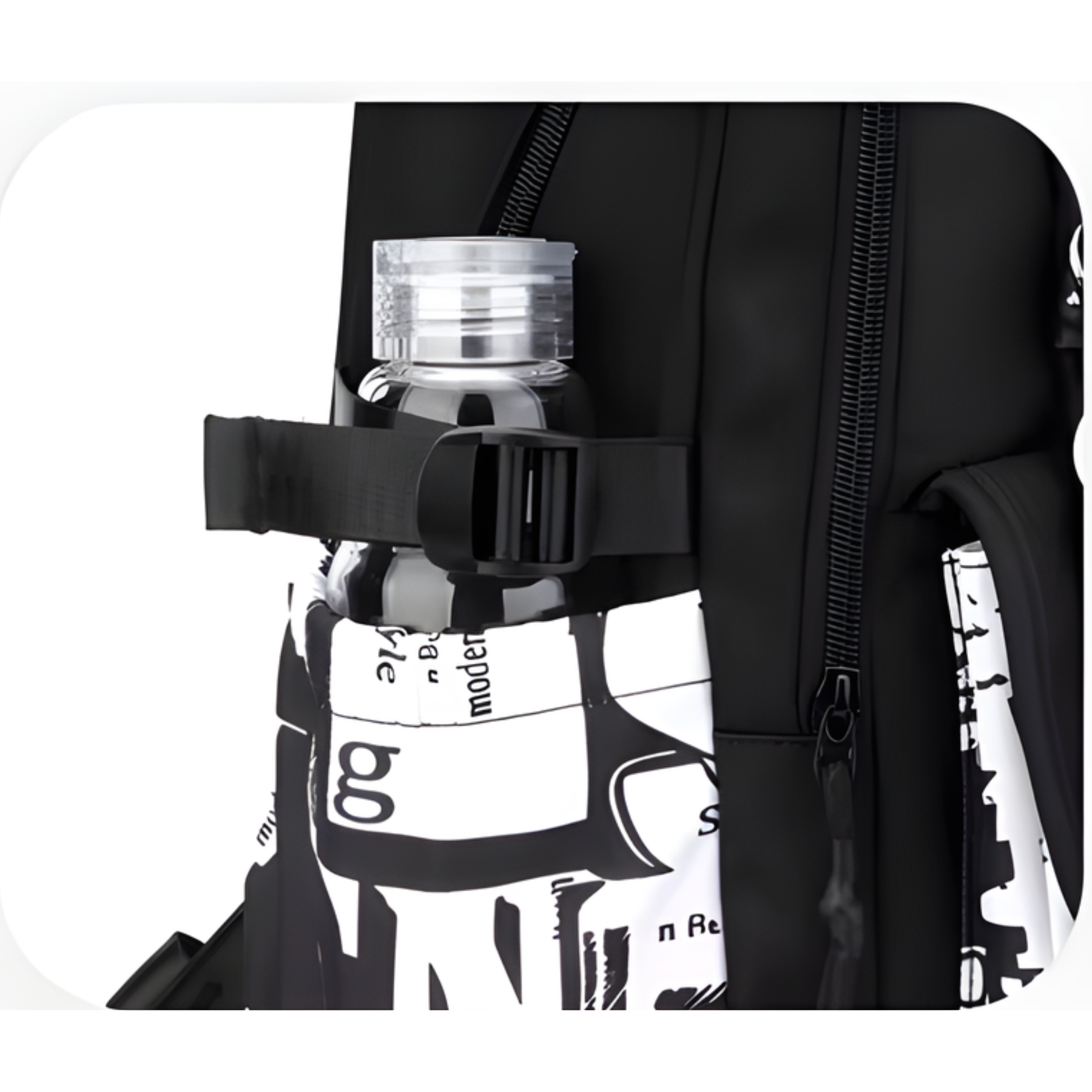 Menino caminhando no pátio escolar com a mochila AstroKid preta ajustada nas costas.
