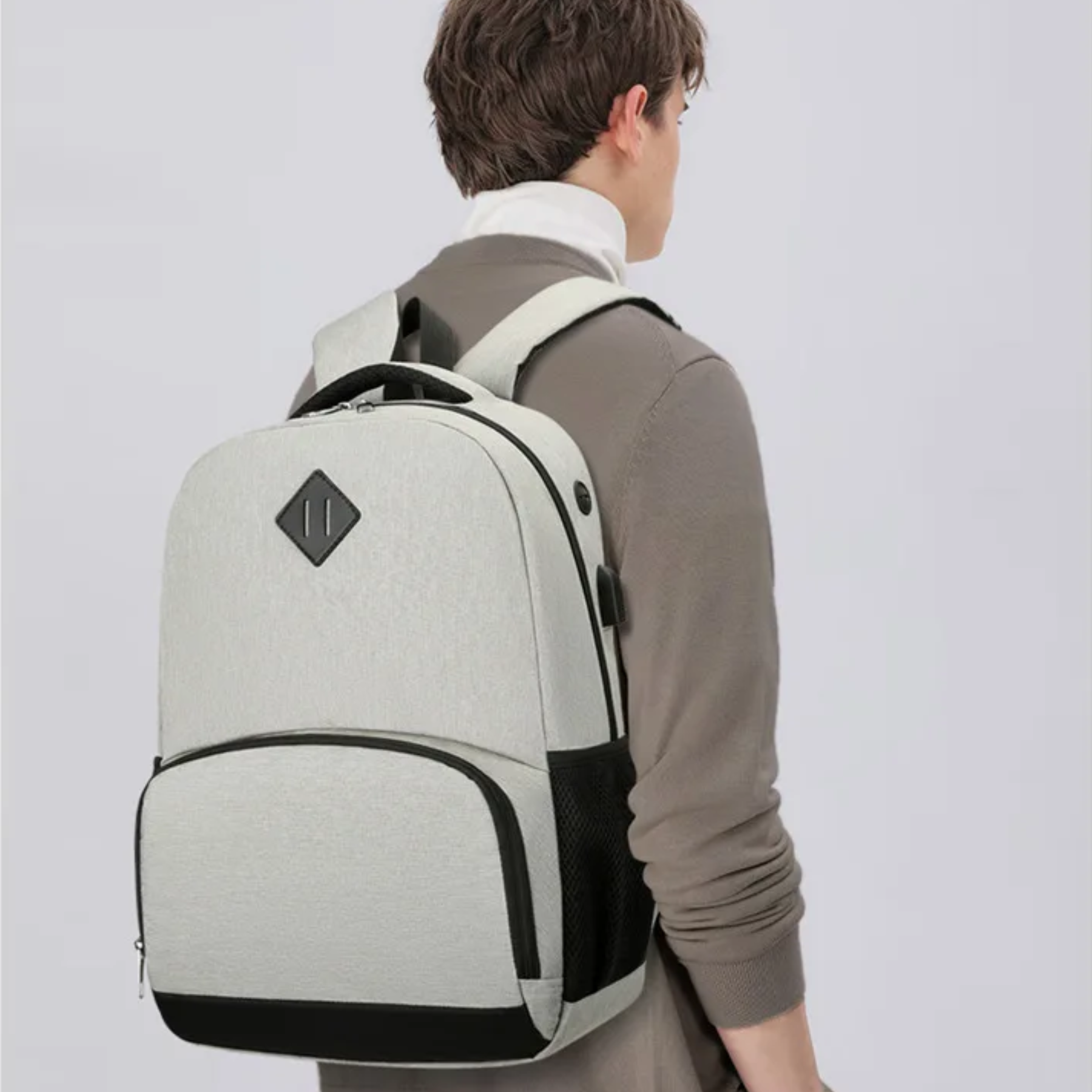 Mochila masculina cinza de viagem e trabalho vista lateral