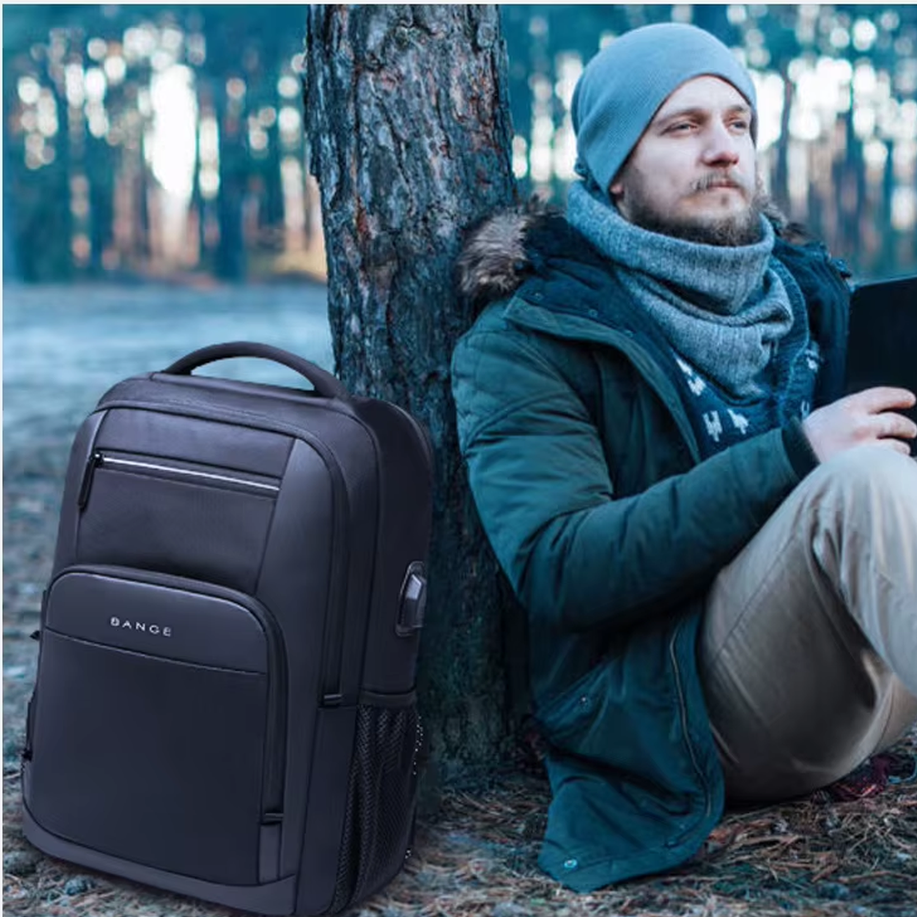 Interior com múltiplos bolsos e organização para trabalho e estudo