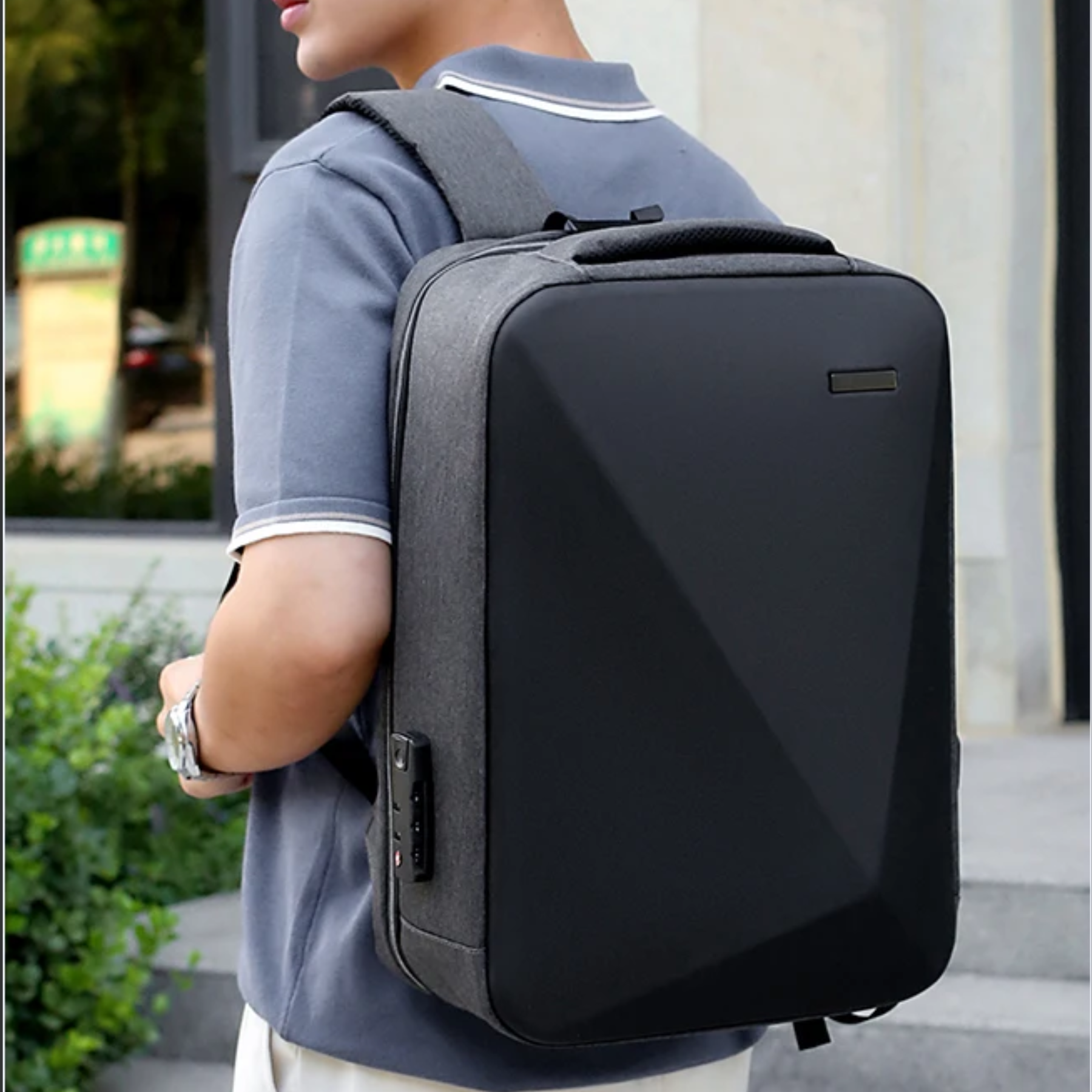 Parte traseira da mochila masculina TechGuard cinza com alças acolchoadas