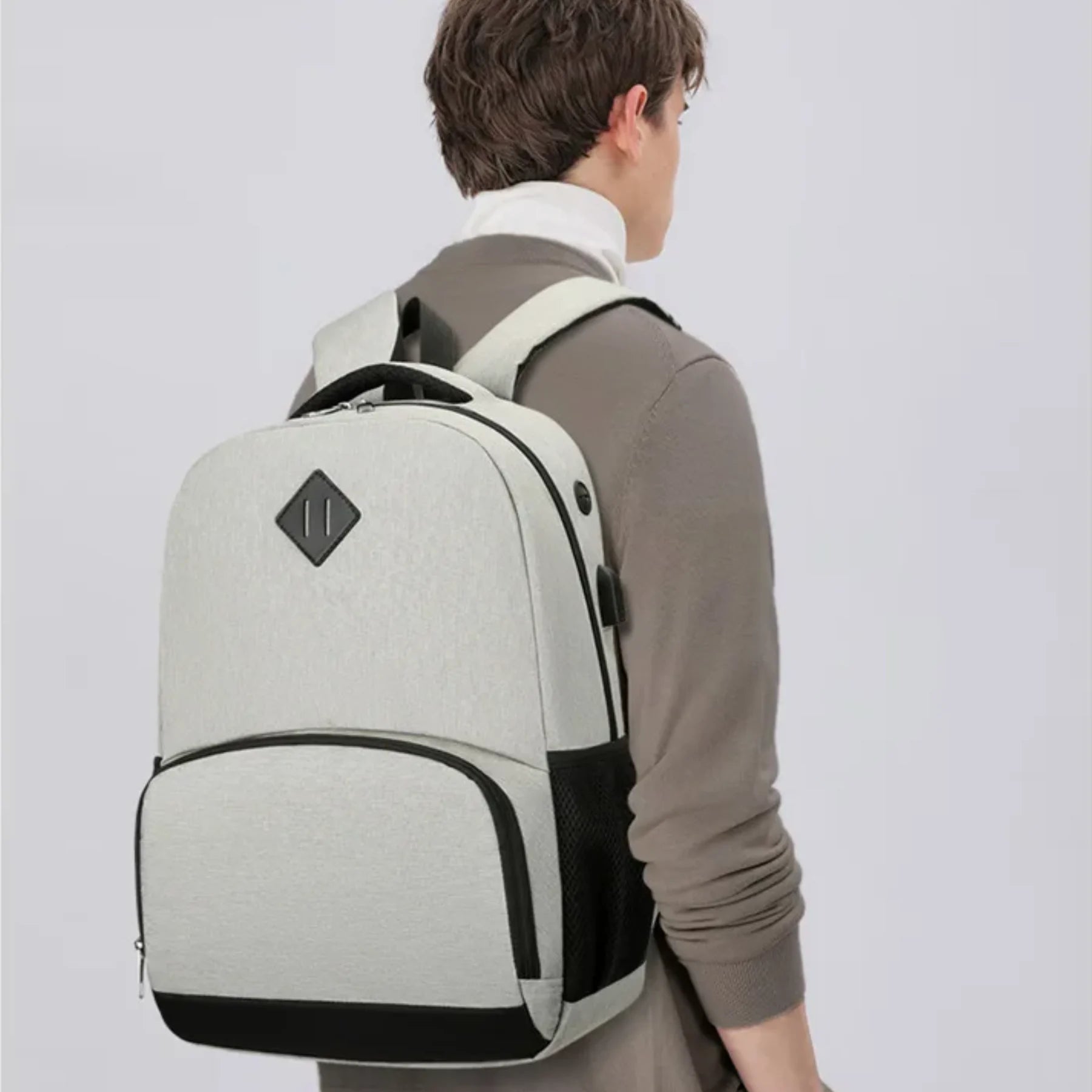 Mochila masculina cinza de viagem e trabalho vista lateral