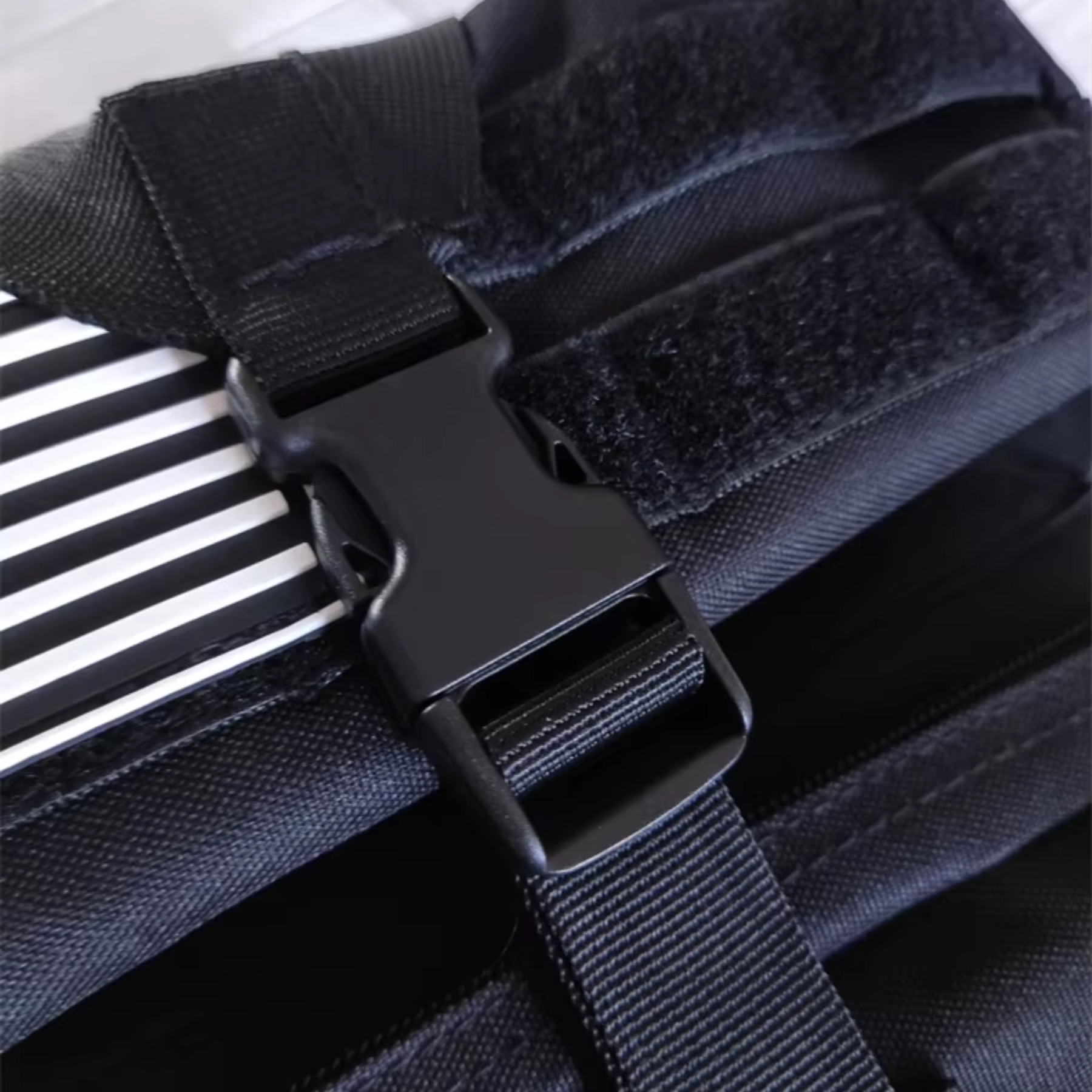 Mochila tática preta 50L com bolso frontal multifuncional para acesso rápido