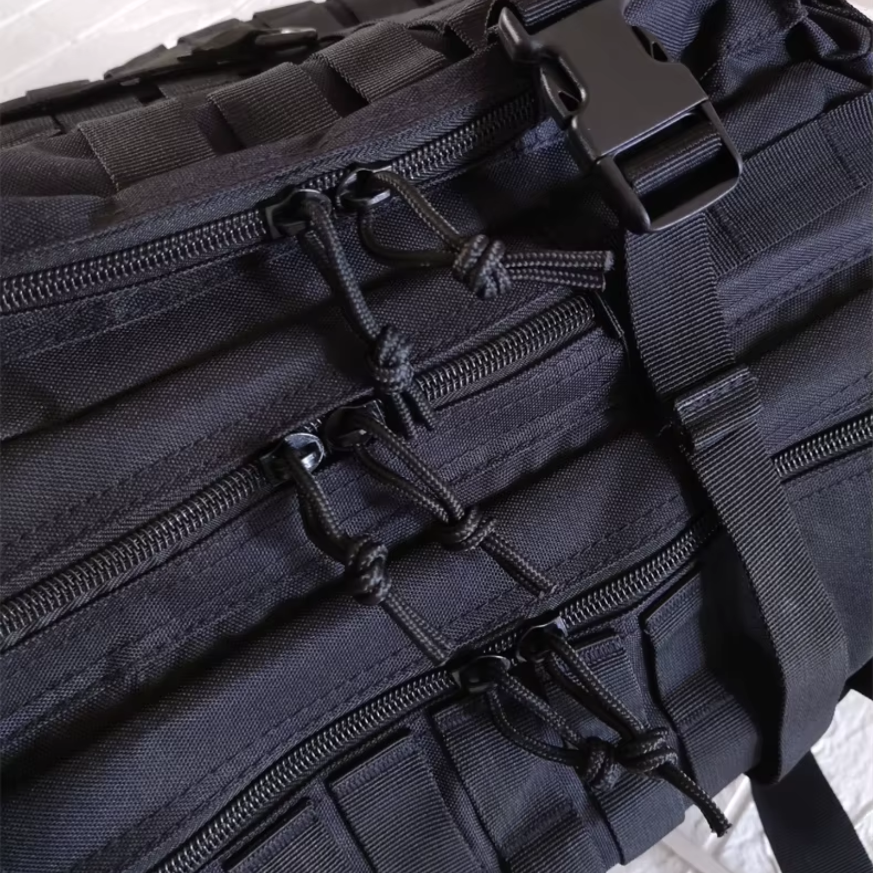 Mochila tática preta 50L masculina usada em camping e atividades outdoor