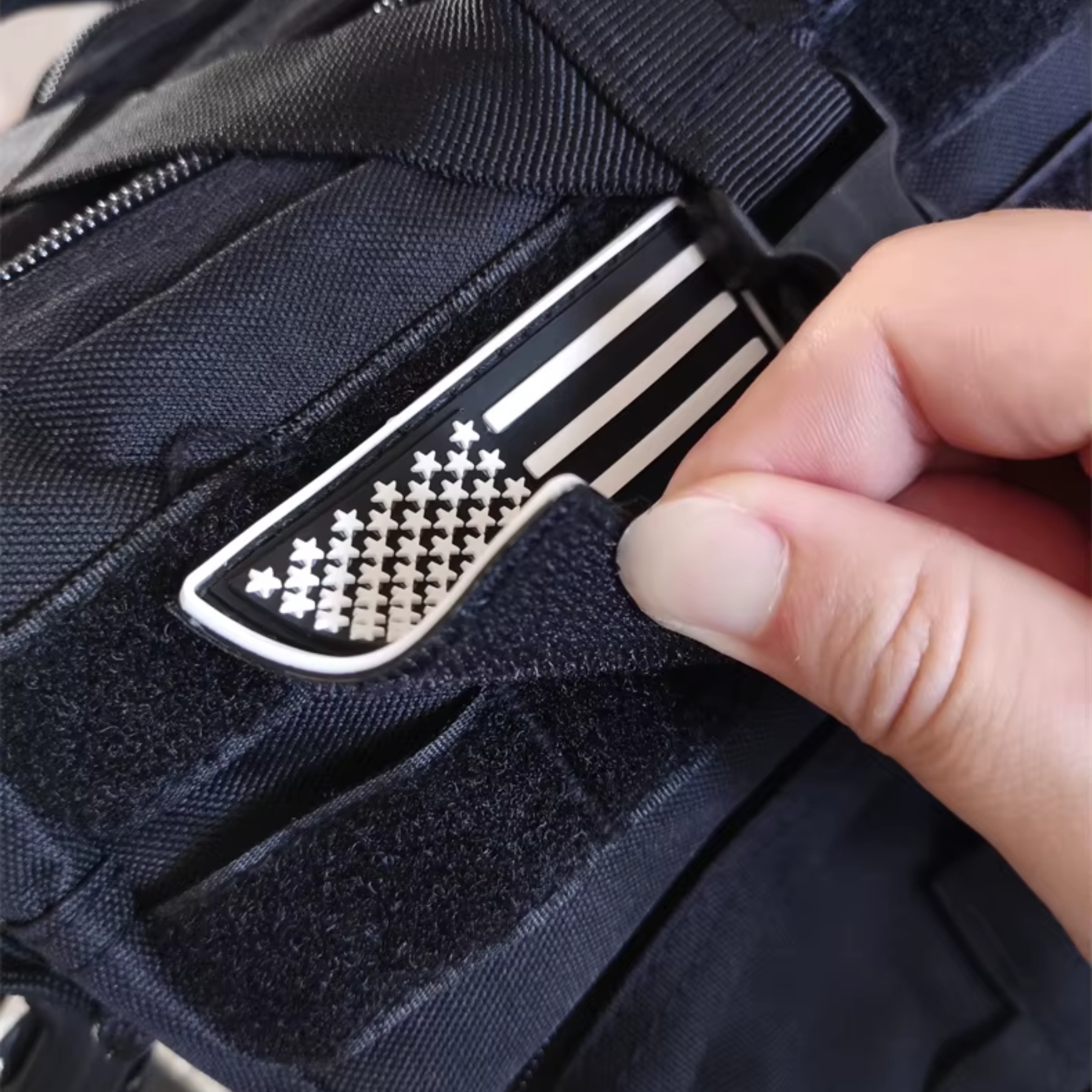 Mochila tática preta 50L militar mostrando capacidade para viagens longas