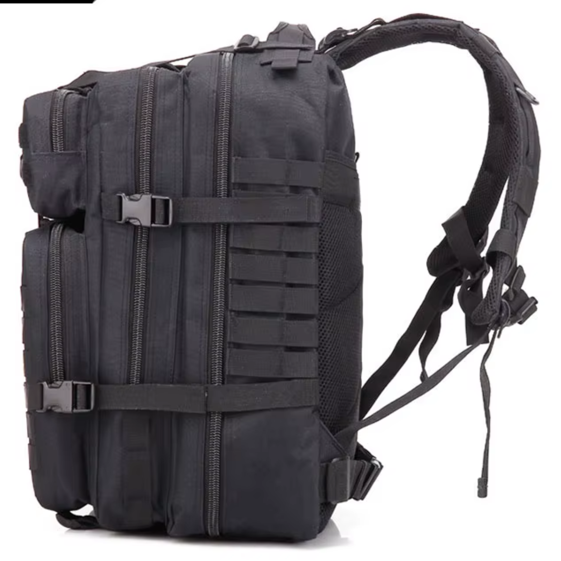 Homem usando mochila tática preta 50L em trilha de aventura ao ar livre
