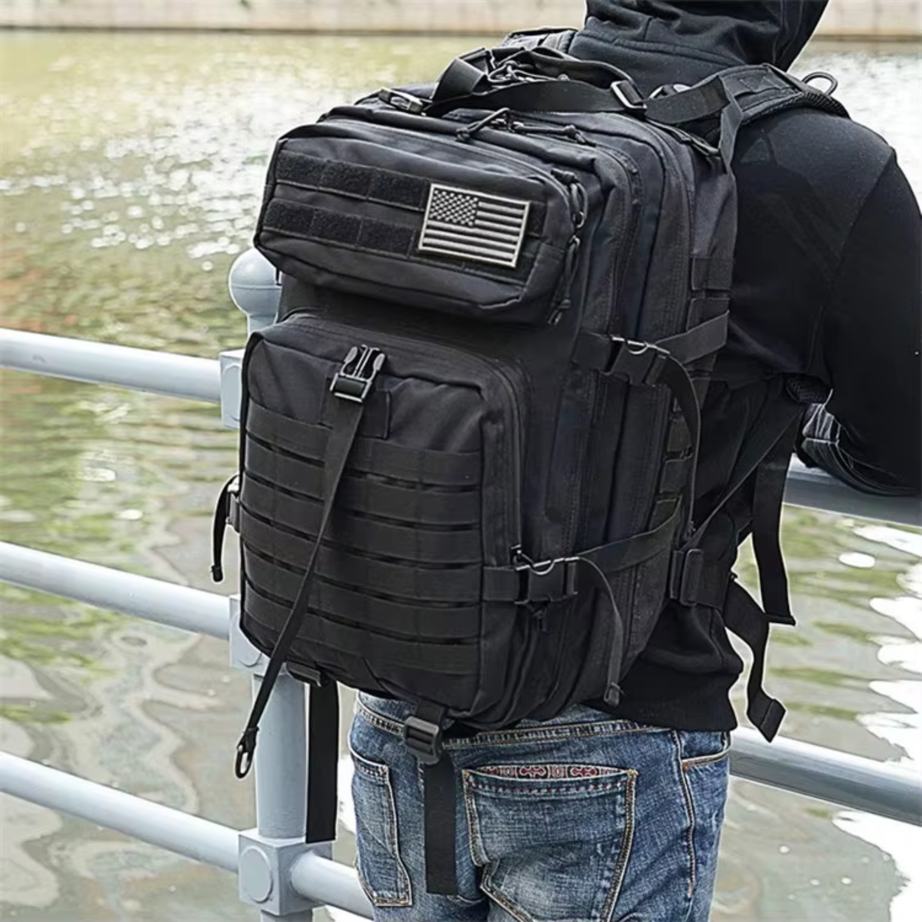 Mochila tática preta 50L vista lateral com bolsos reforçados para acessórios