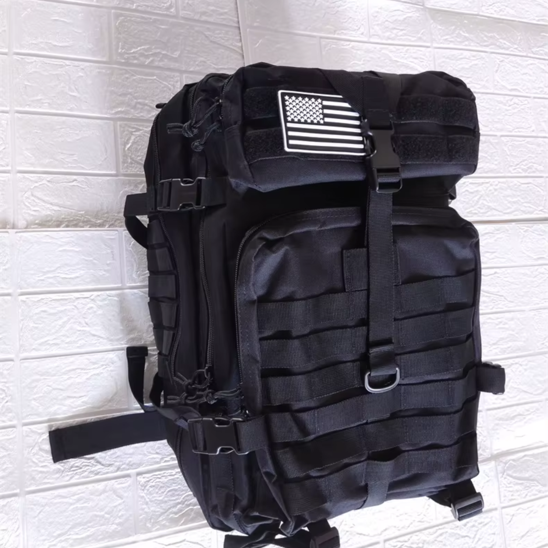 Homem usando mochila tática preta 50L em ambiente de trilha e aventura