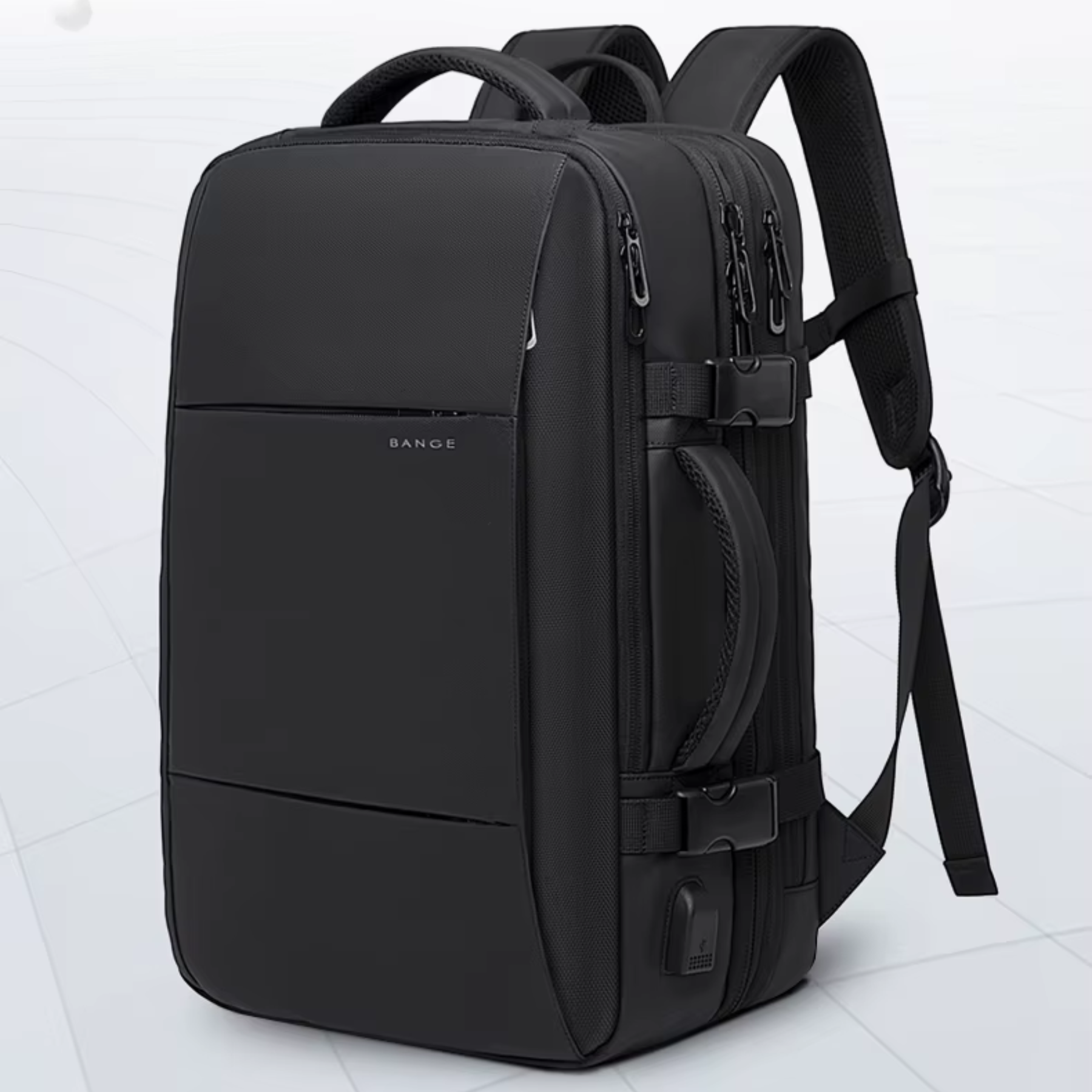 Mochila TechVoyager Pro preta 45L aberta com compartimentos internos organizados