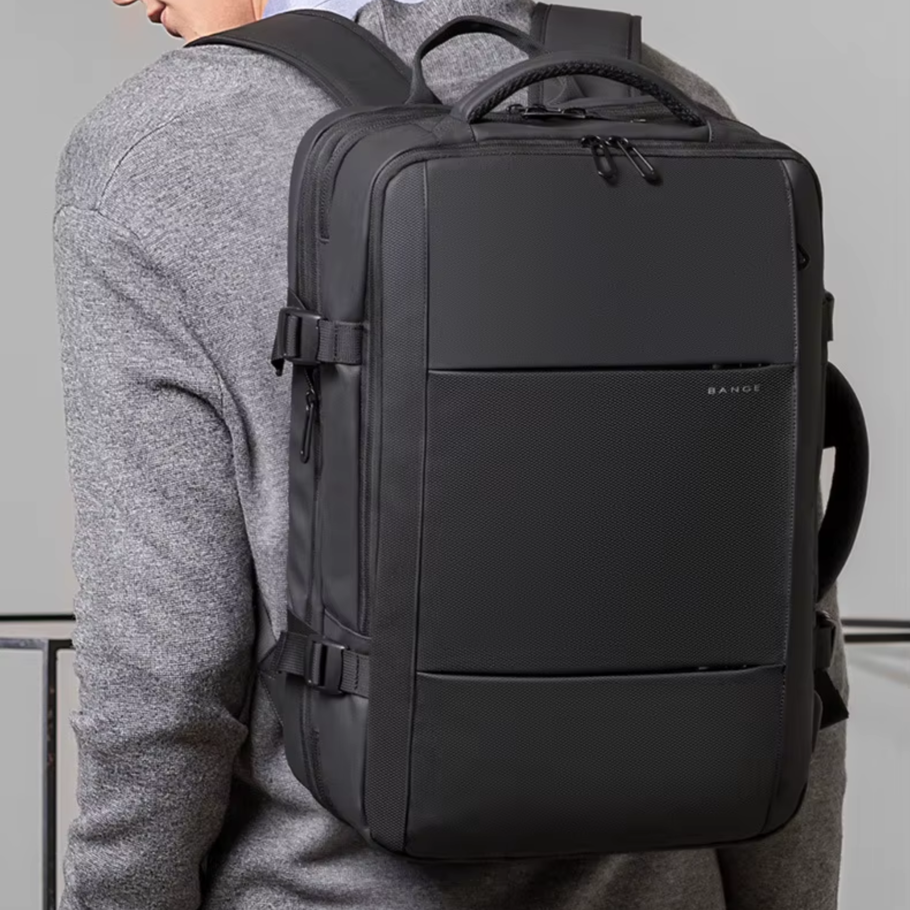 Mochila preta TechVoyager Pro 45L vista lateral mostrando design expansível