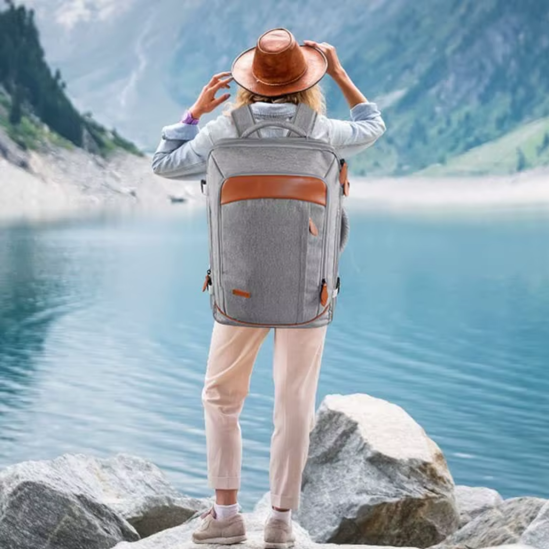 Mochila de viagem feminina cinza aprovada como bagagem de mão para avião