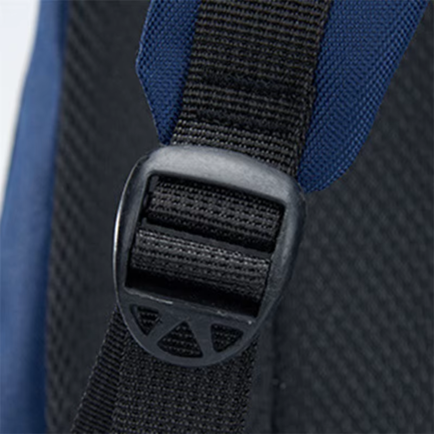 Mochila escolar azul com design prático e moderno para meninos