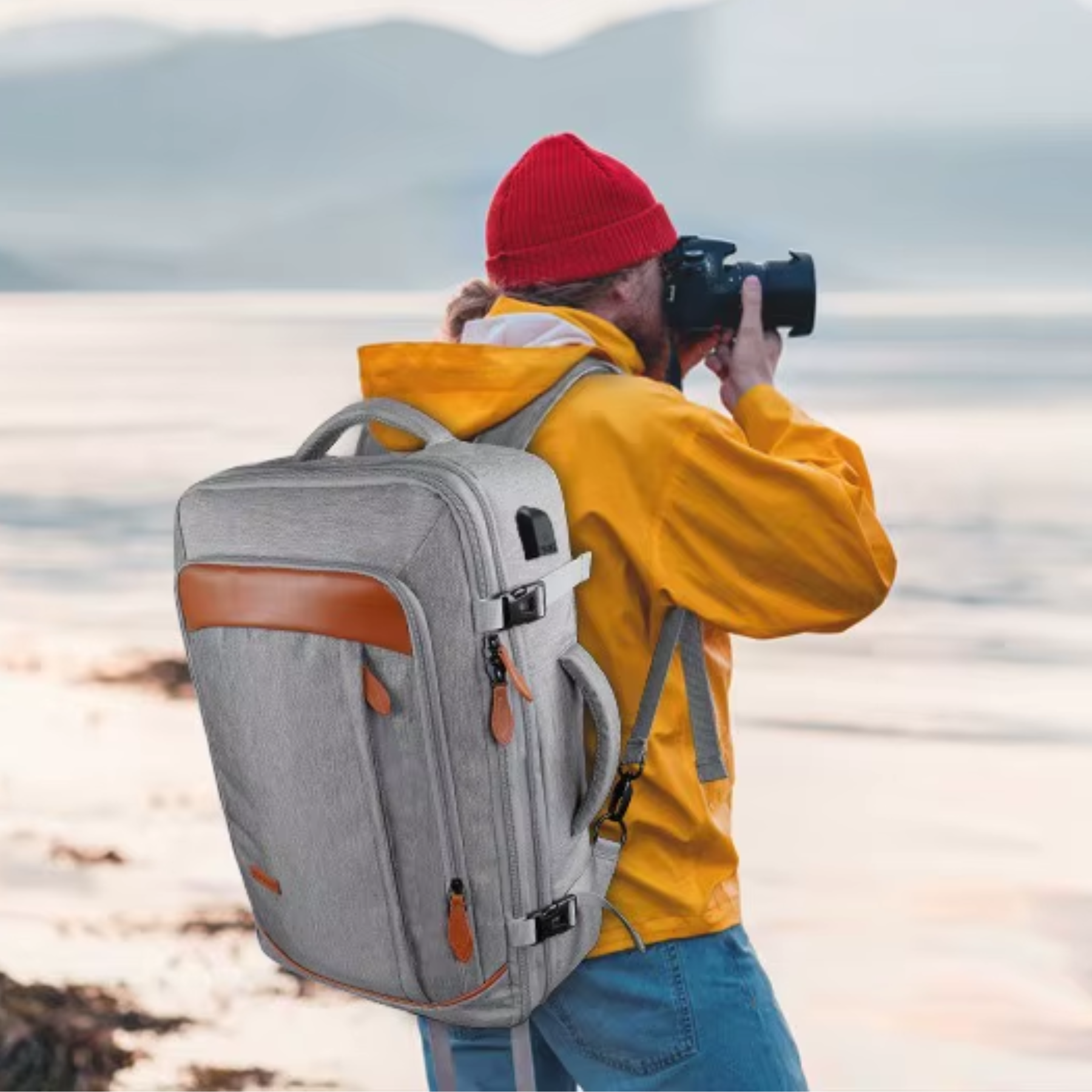 Mochila de viagem masculina TravelMaster cinza com entrada USB integrada