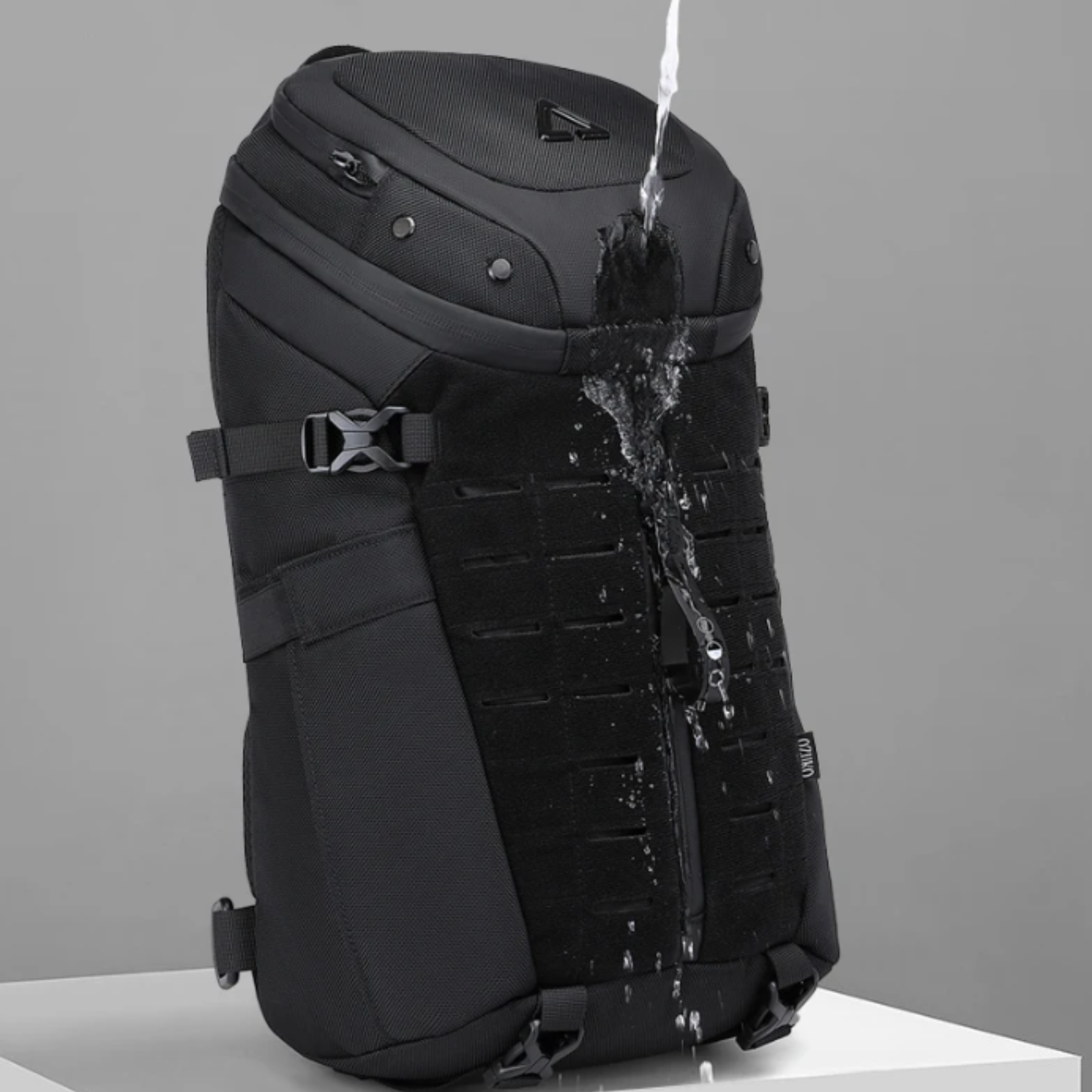 Bolsa lateral masculina Zyro preta mostrando compartimento principal espaçoso