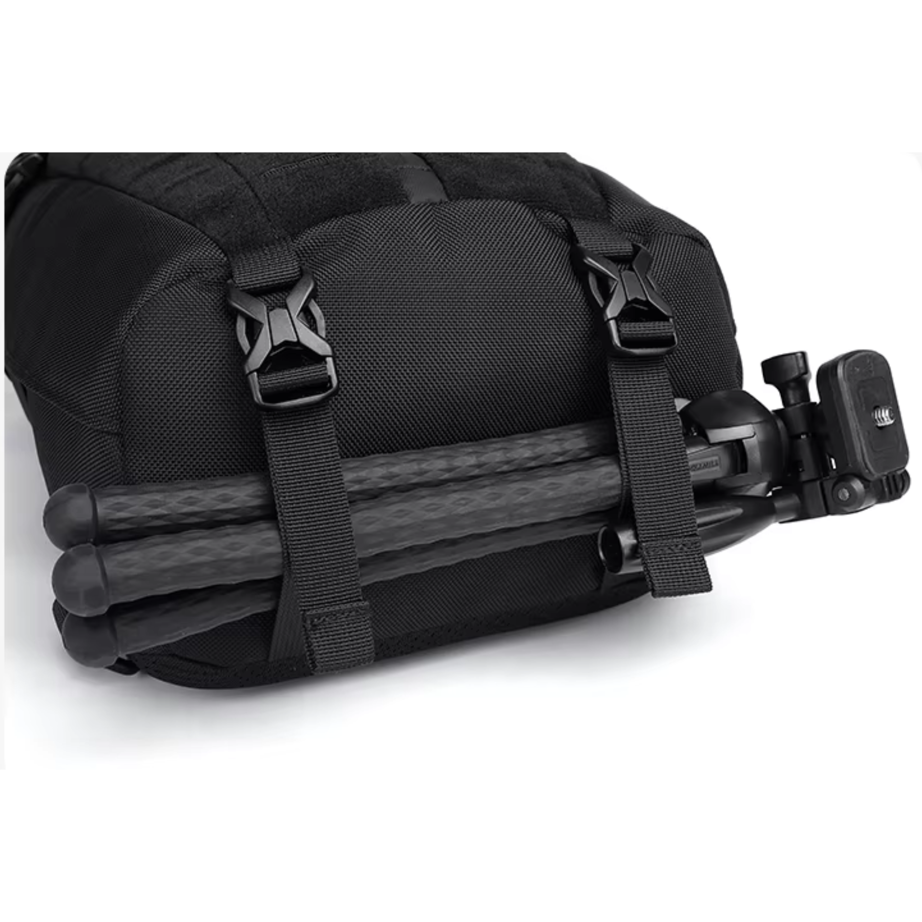 Homem usando bolsa transversal Zyro preta em estilo urbano