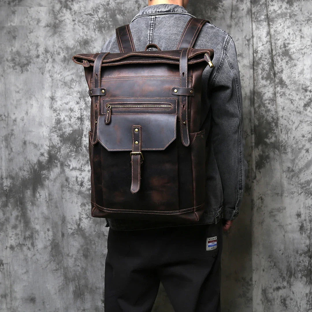 Pessoa usando mochila masculina de couro Crazy Horse vintage castanho escuro BAGAGEM VIP