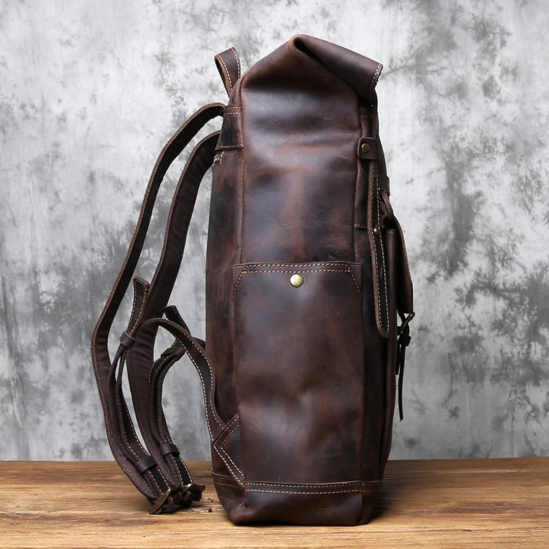 Vista lateral da mochila masculina de couro Crazy Horse vintage castanho escuro BAGAGEM VIP
