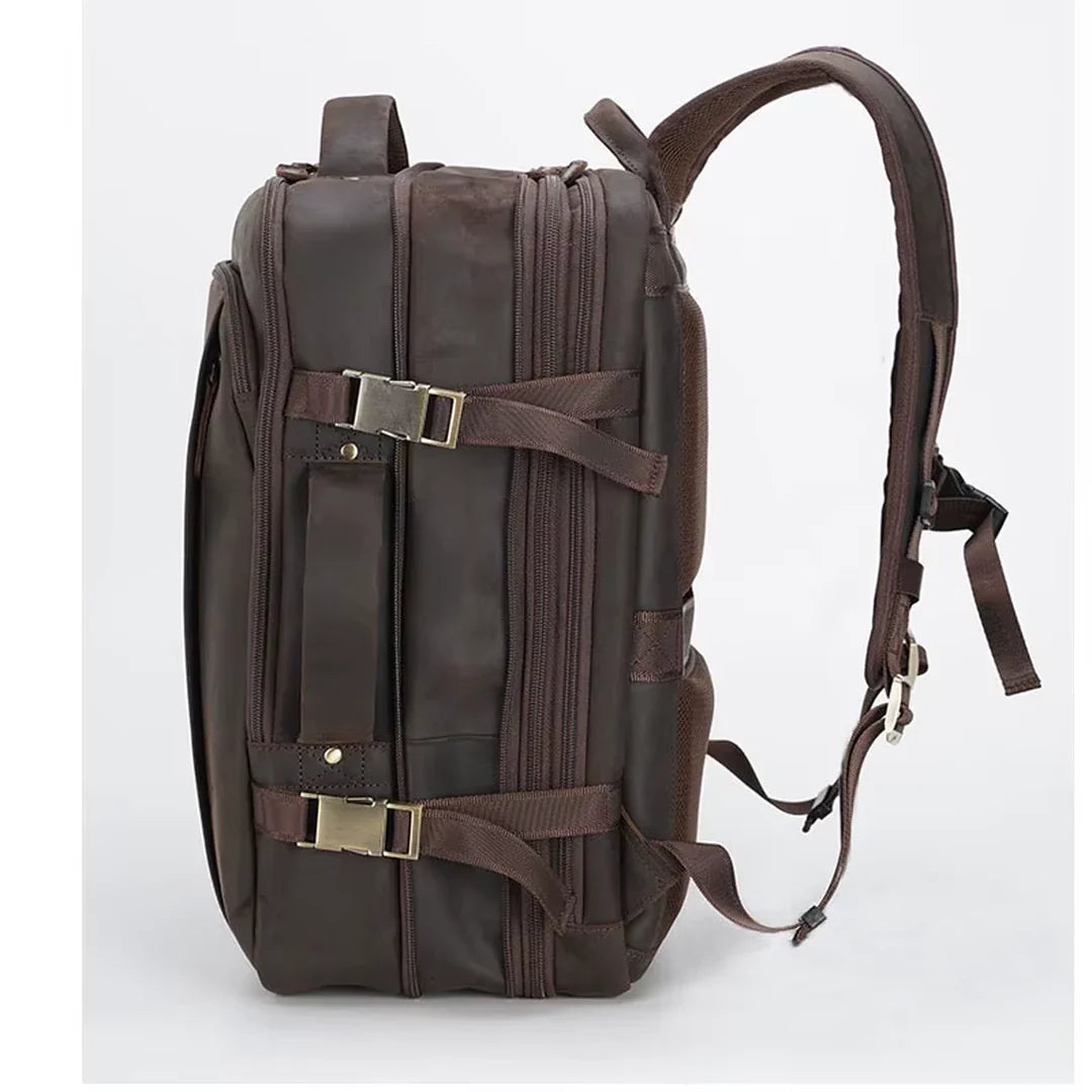 Vista lateral da mochila masculina de couro Crazy Horse castanho escuro BAGAGEM VIP