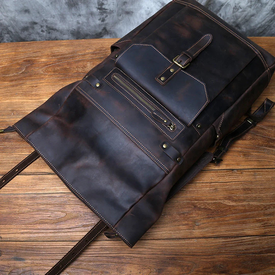 Vista superior da mochila masculina de couro Crazy Horse vintage castanho escuro BAGAGEM VIP
