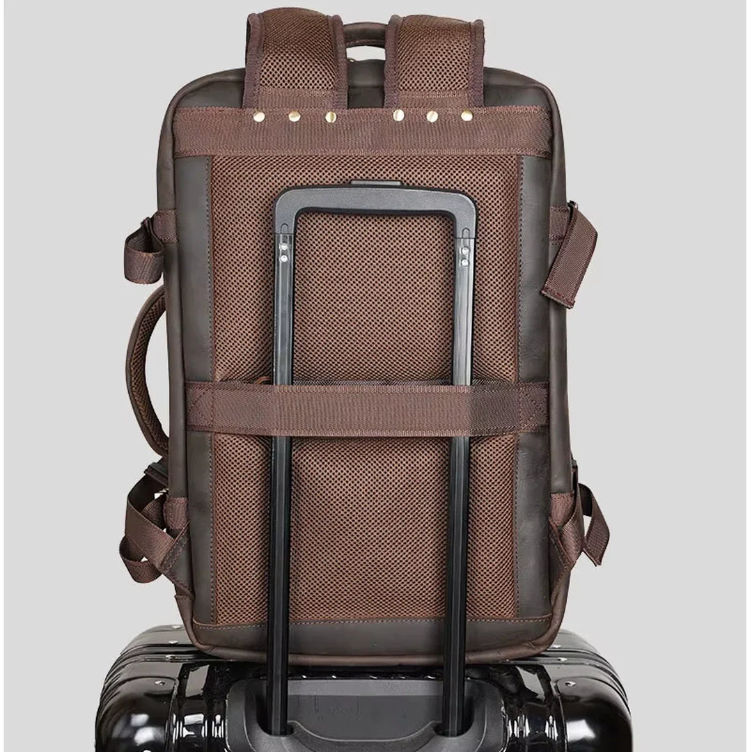 Mochila masculina de couro Crazy Horse castanho escuro BAGAGEM VIP encaixada em mala de viagem