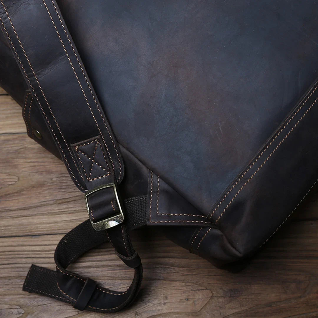 Detalhe da fivela da mochila masculina de couro Crazy Horse vintage castanho escuro BAGAGEM VIP