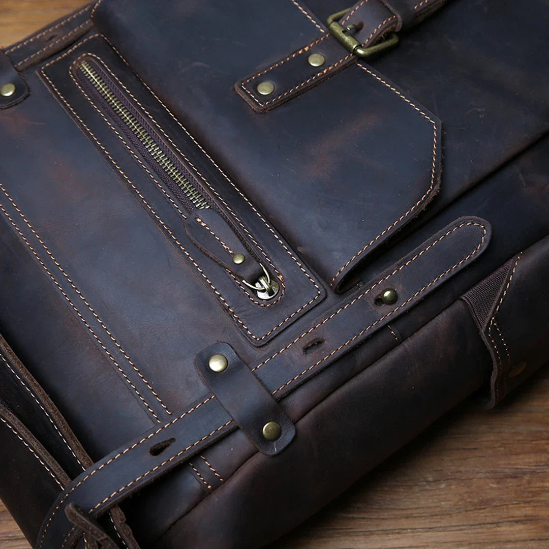 Detalhe de ziper e costura da mochila masculina de couro Crazy Horse BAGAGEM VIP