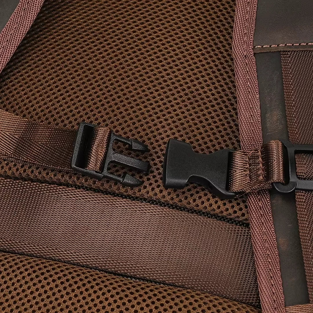 Detalhe de fecho da alça da mochila masculina de couro Crazy Horse castanho escuro BAGAGEM VIP
