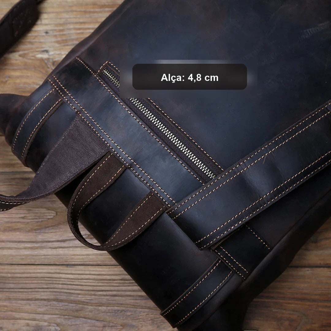 Detalhe da alca de 4,8 cm da mochila masculina de couro Crazy Horse BAGAGEM VIP